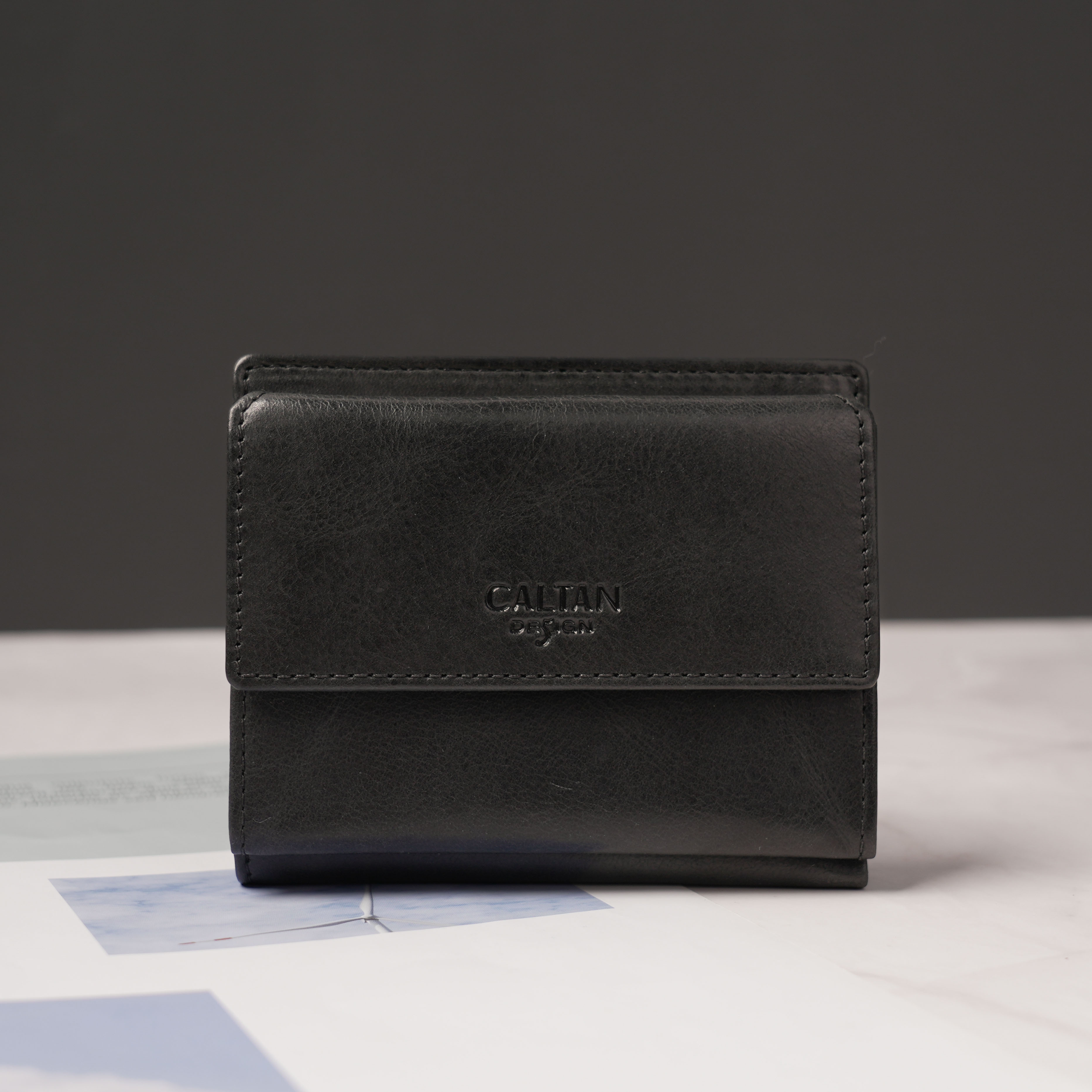 『新品上市』老爺有喜 溫情扣式對摺真皮短夾(075270bk)