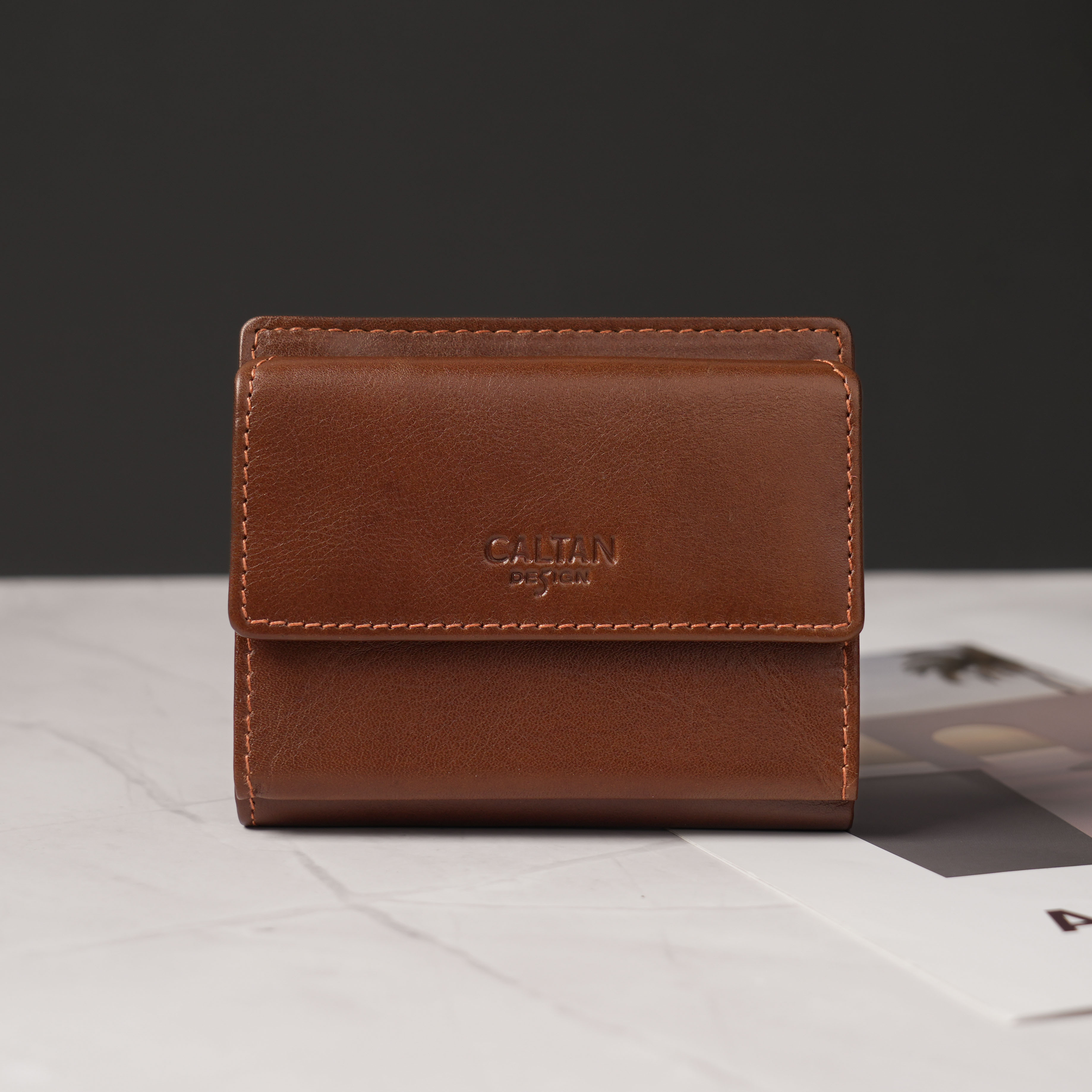 『新品上市』老爺有喜 溫情扣式對摺真皮短夾(075270cd)