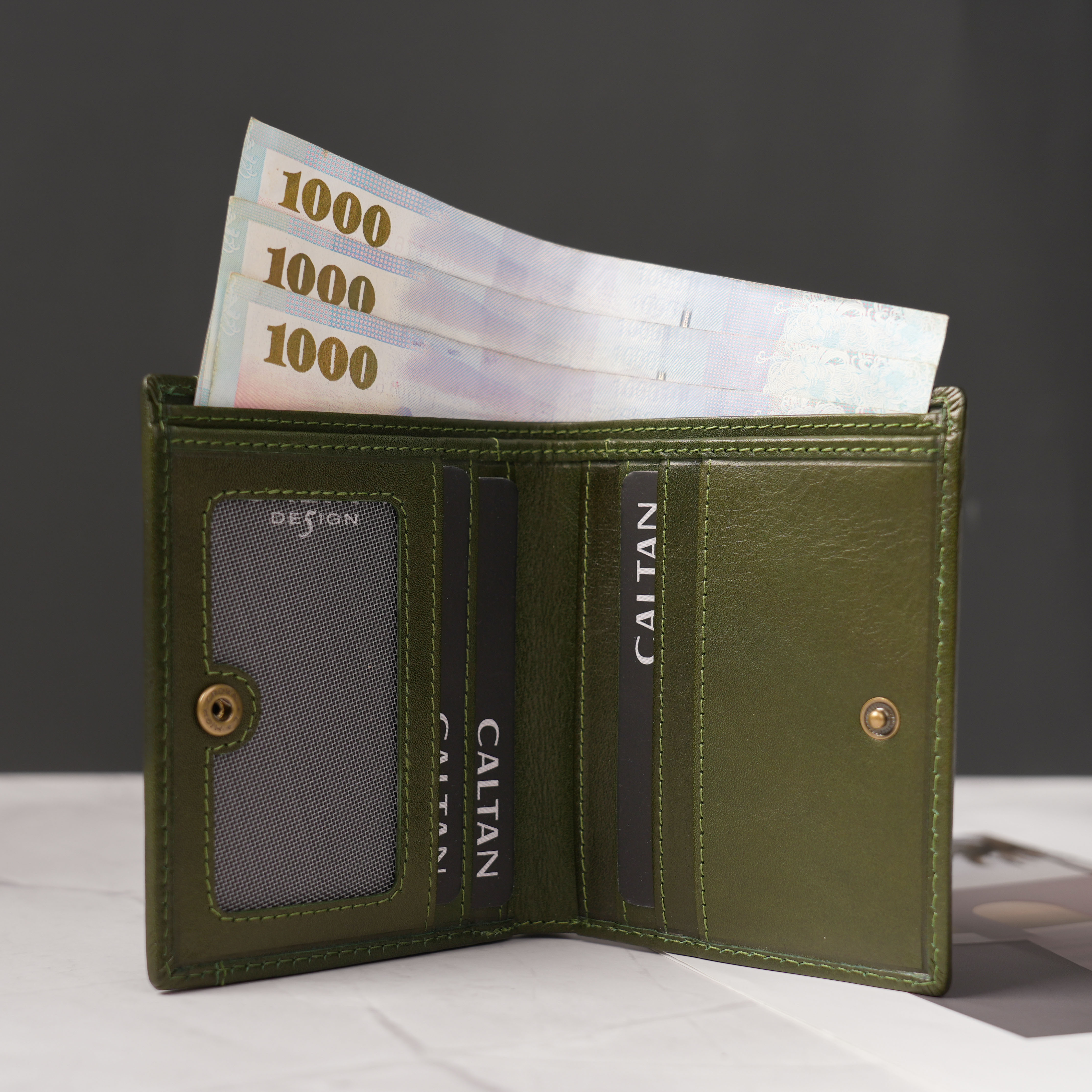 『新品上市』老爺有喜 溫情扣式對摺真皮短夾(075270cd)