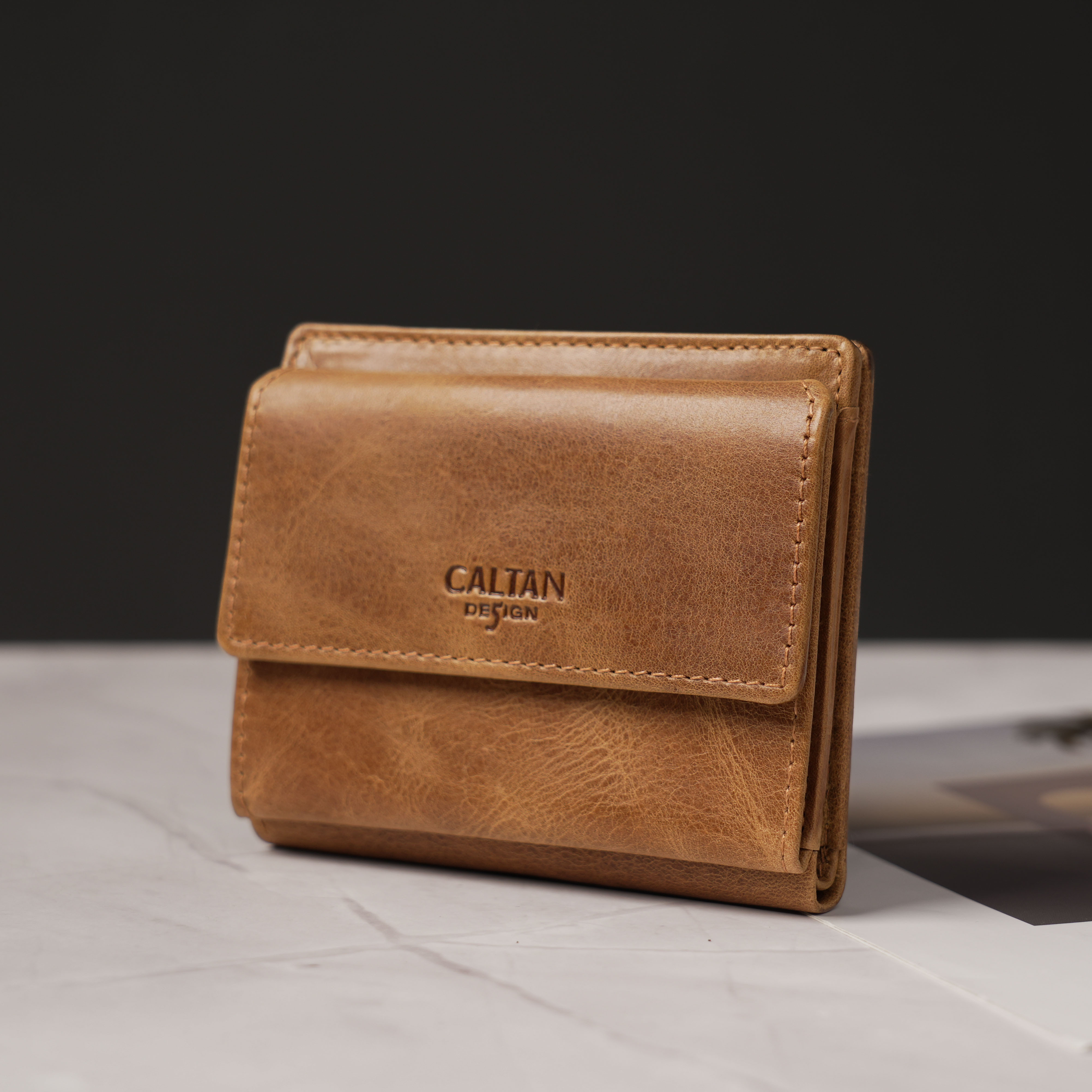 『新品上市』老爺有喜 溫情扣式對摺真皮短夾(075270lt)