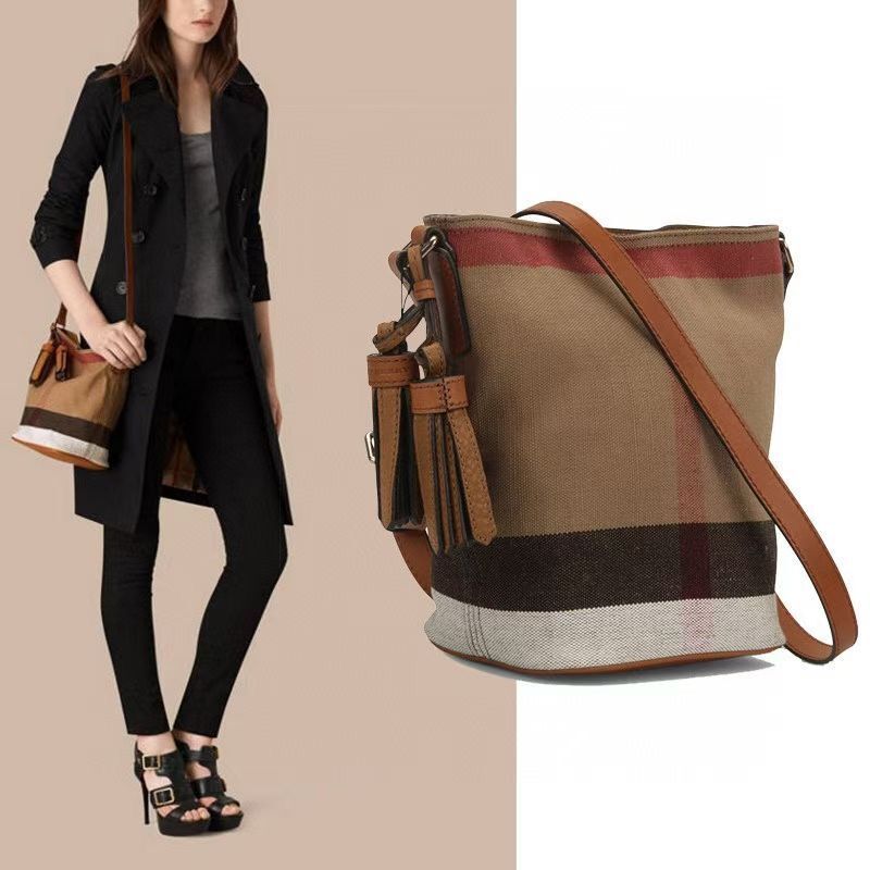Burberry 經典小號水桶包