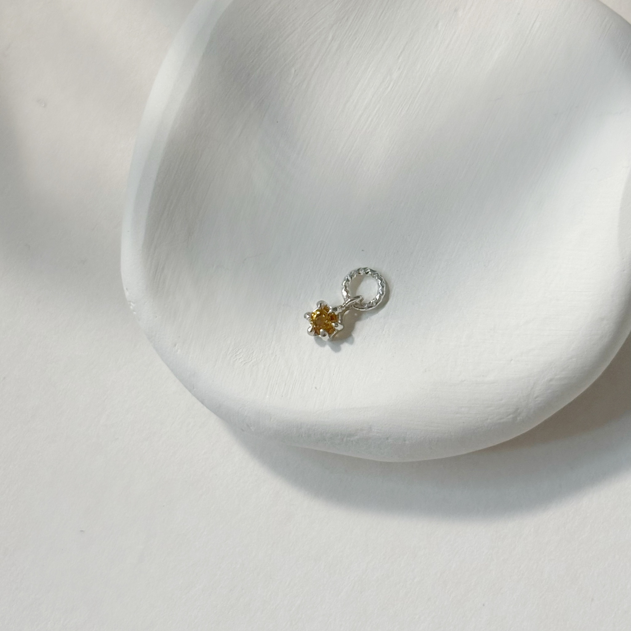 小六爪黃水晶耳墜