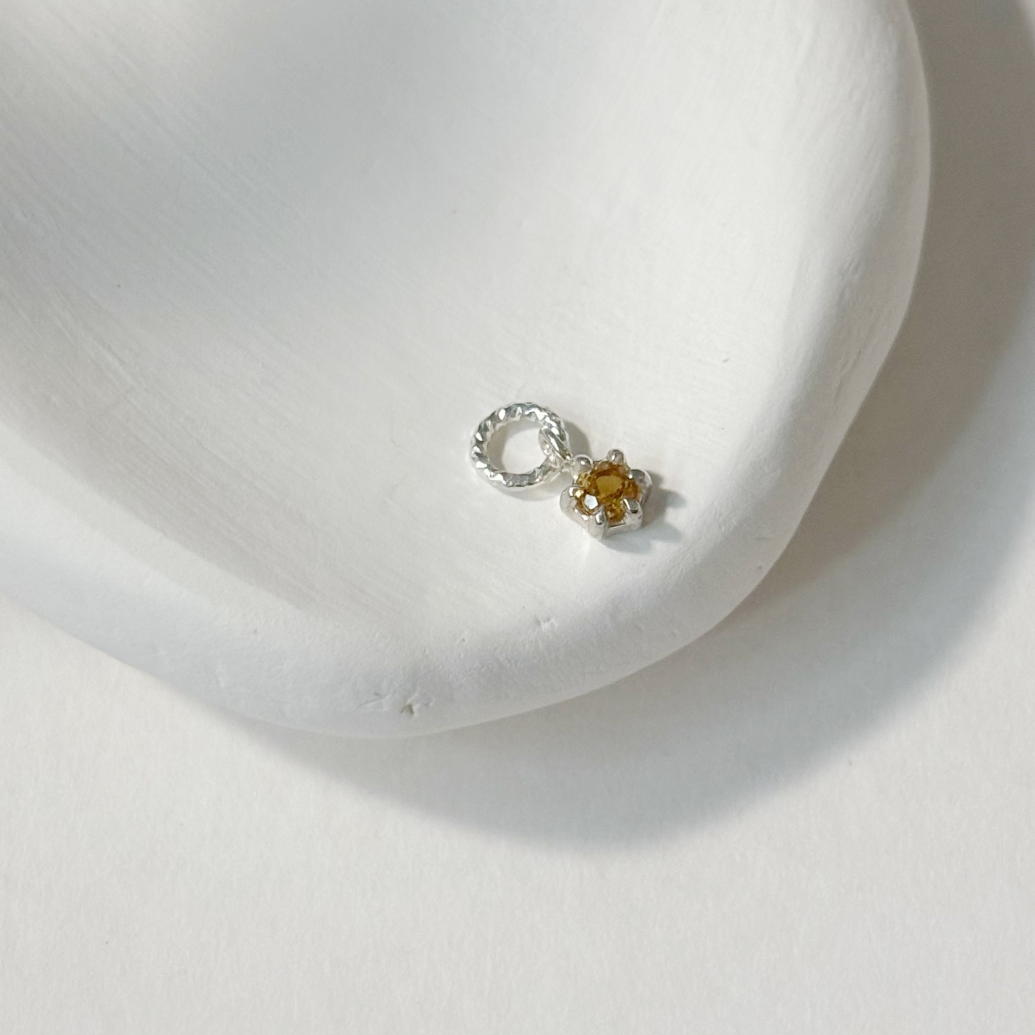 小六爪黃水晶耳墜