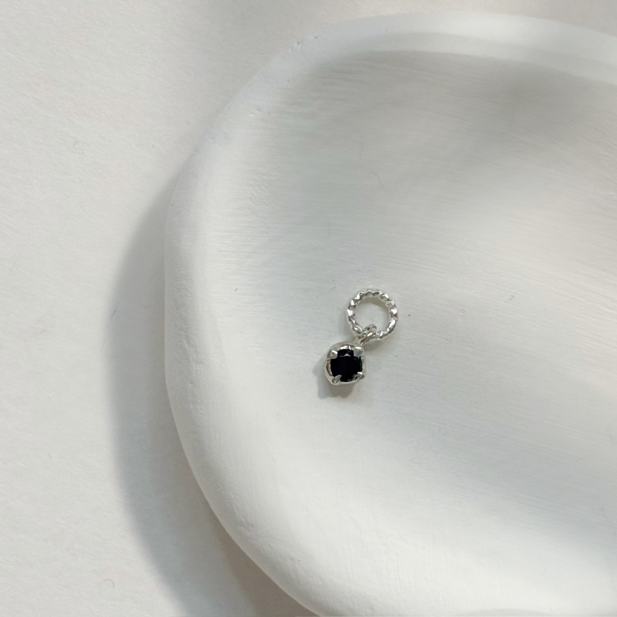 小四爪黑尖晶耳墜