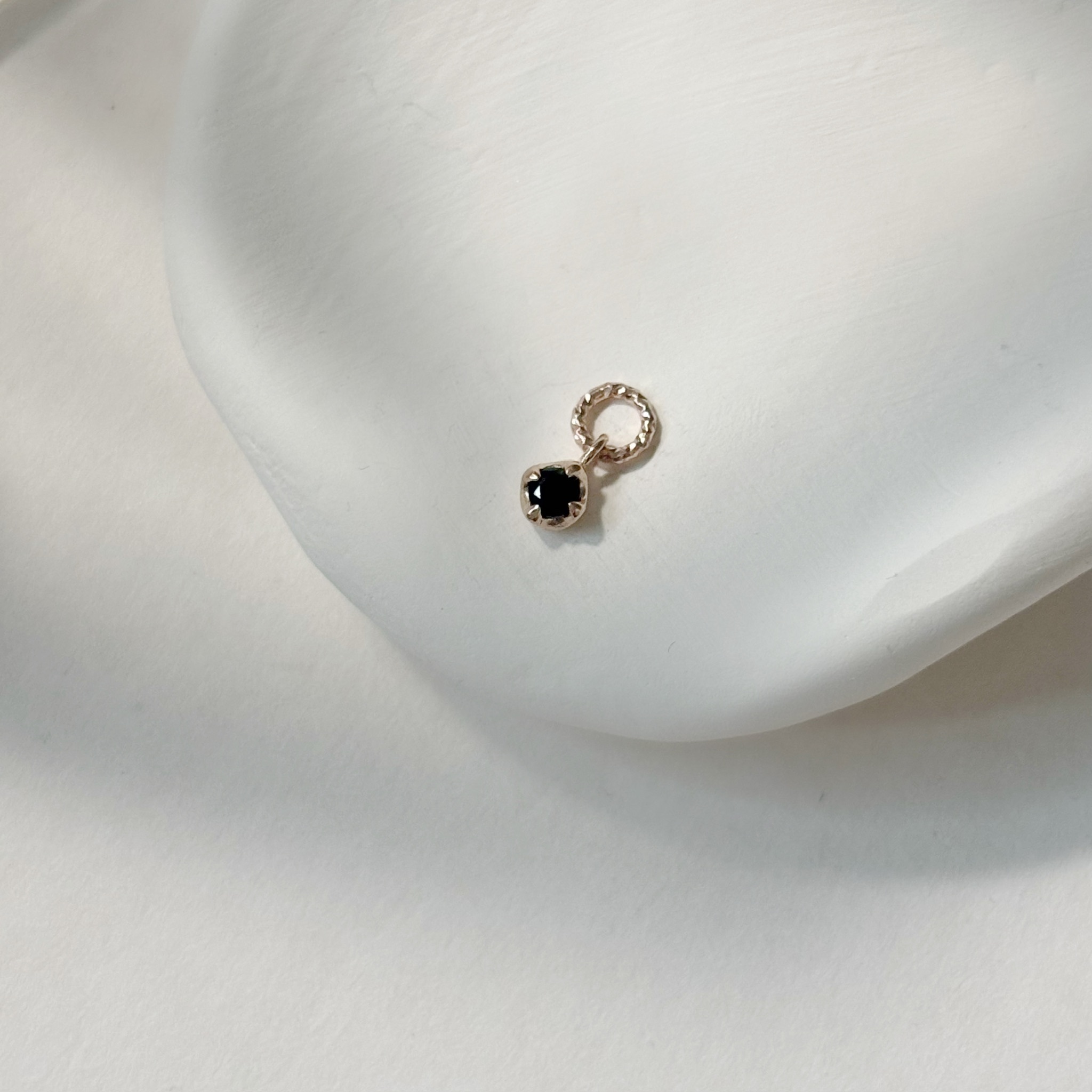 小四爪黑尖晶耳墜