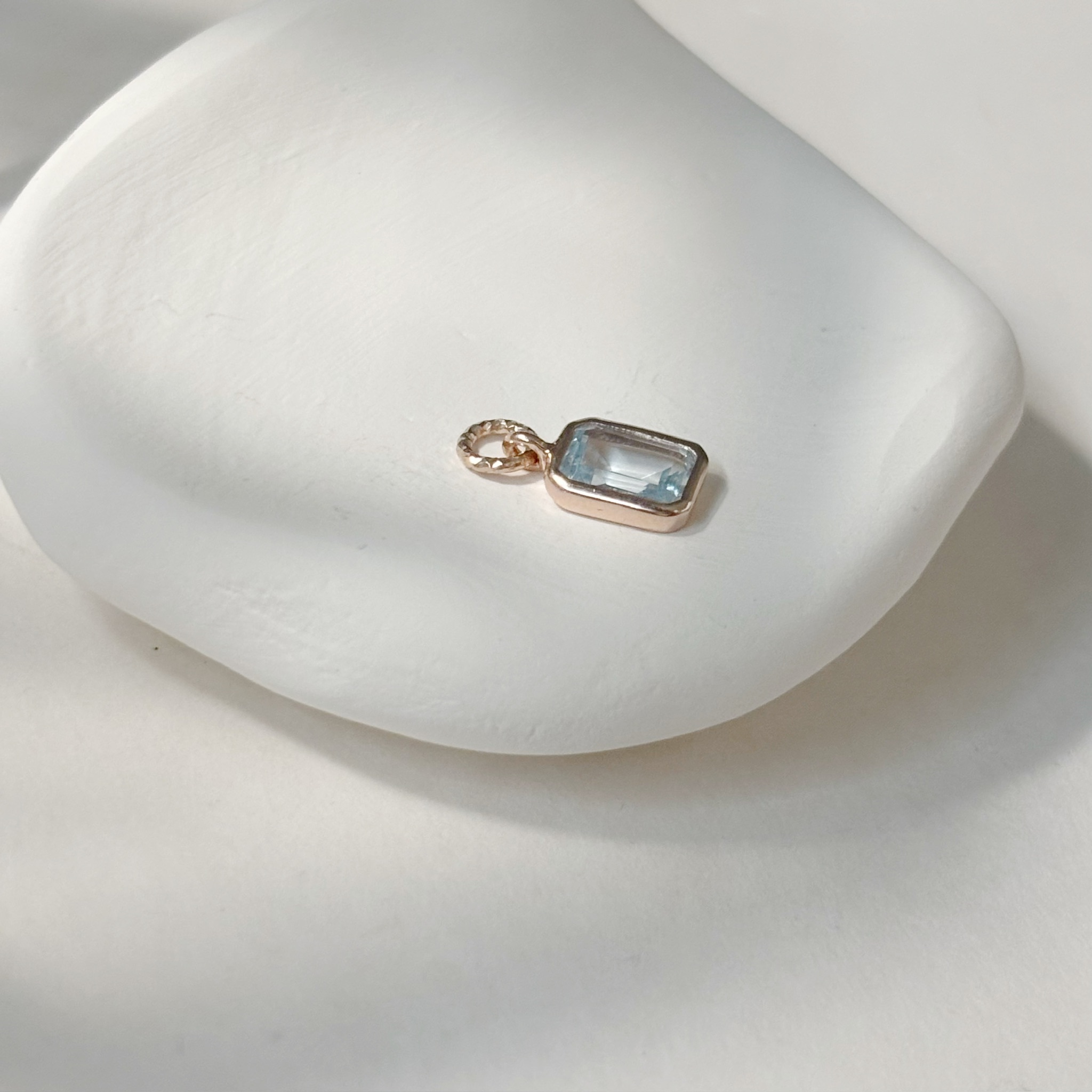 簡約emerald cut藍托帕石耳墜