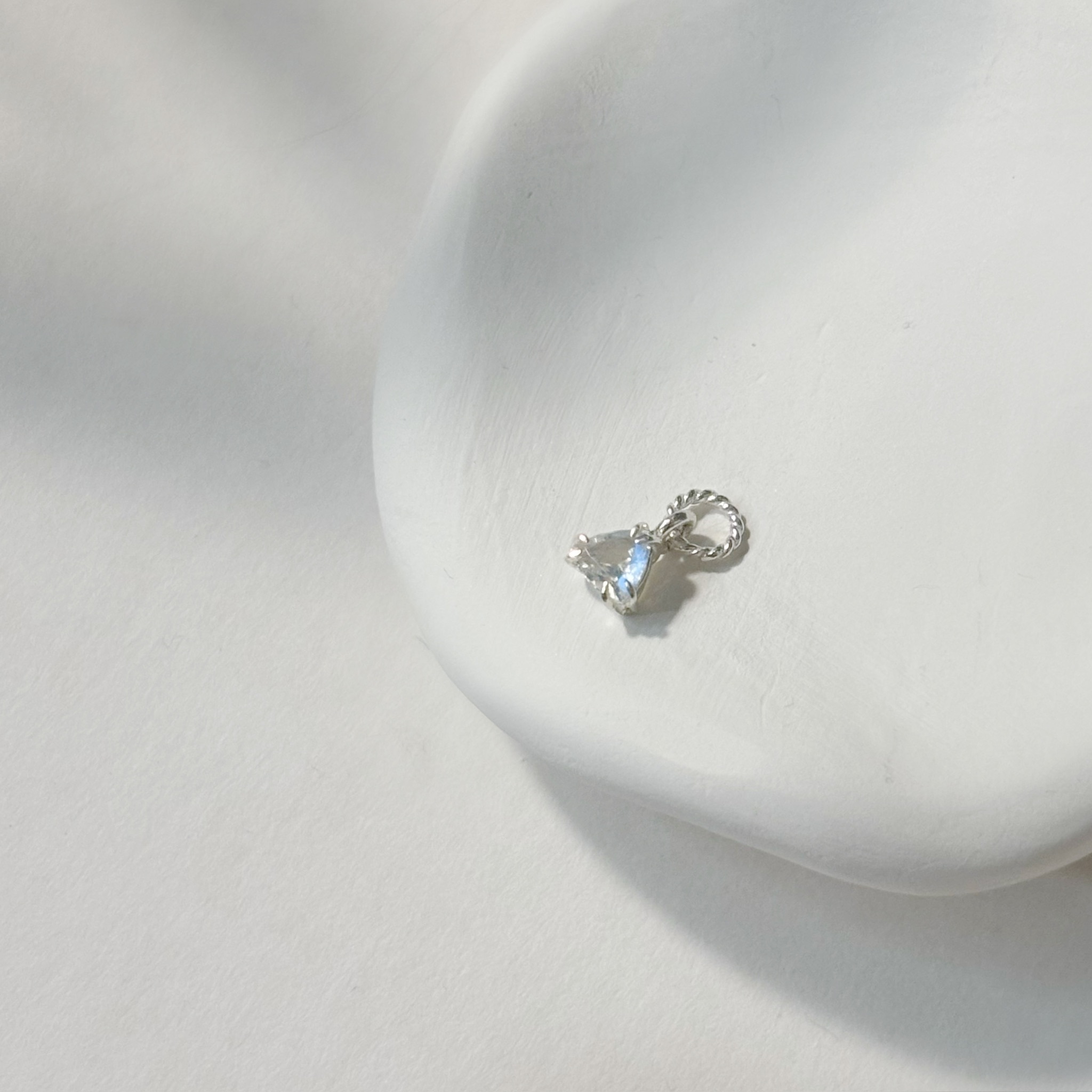 雙爪小飯糰月光石耳墜