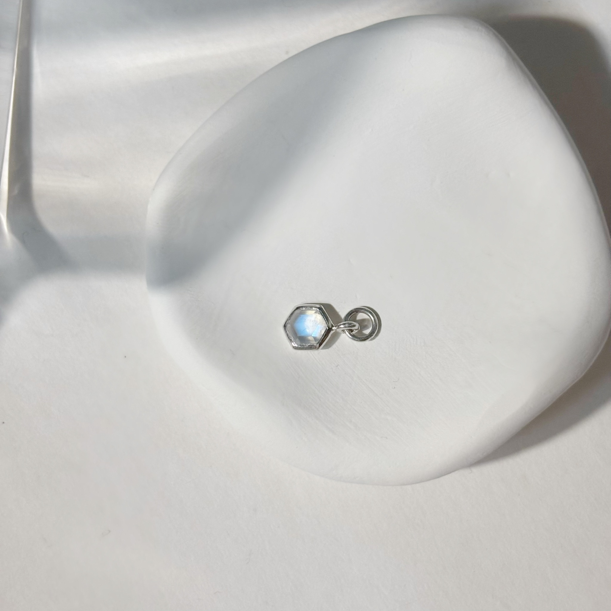 簡約hexagon月光石耳墜