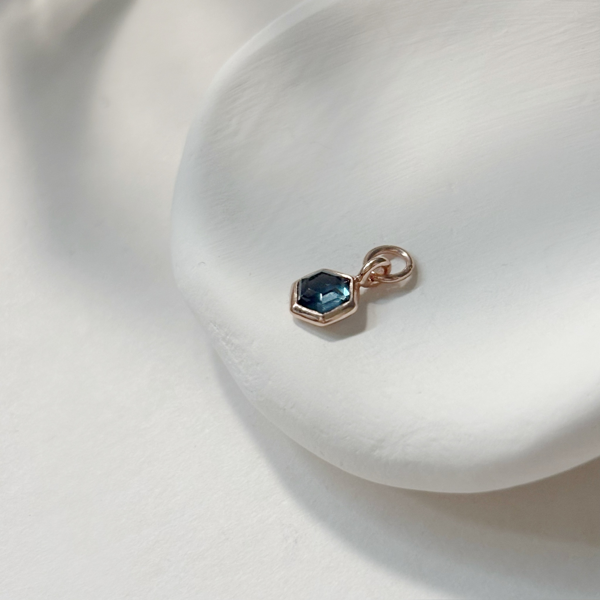 簡約hexagon倫敦托帕石耳墜