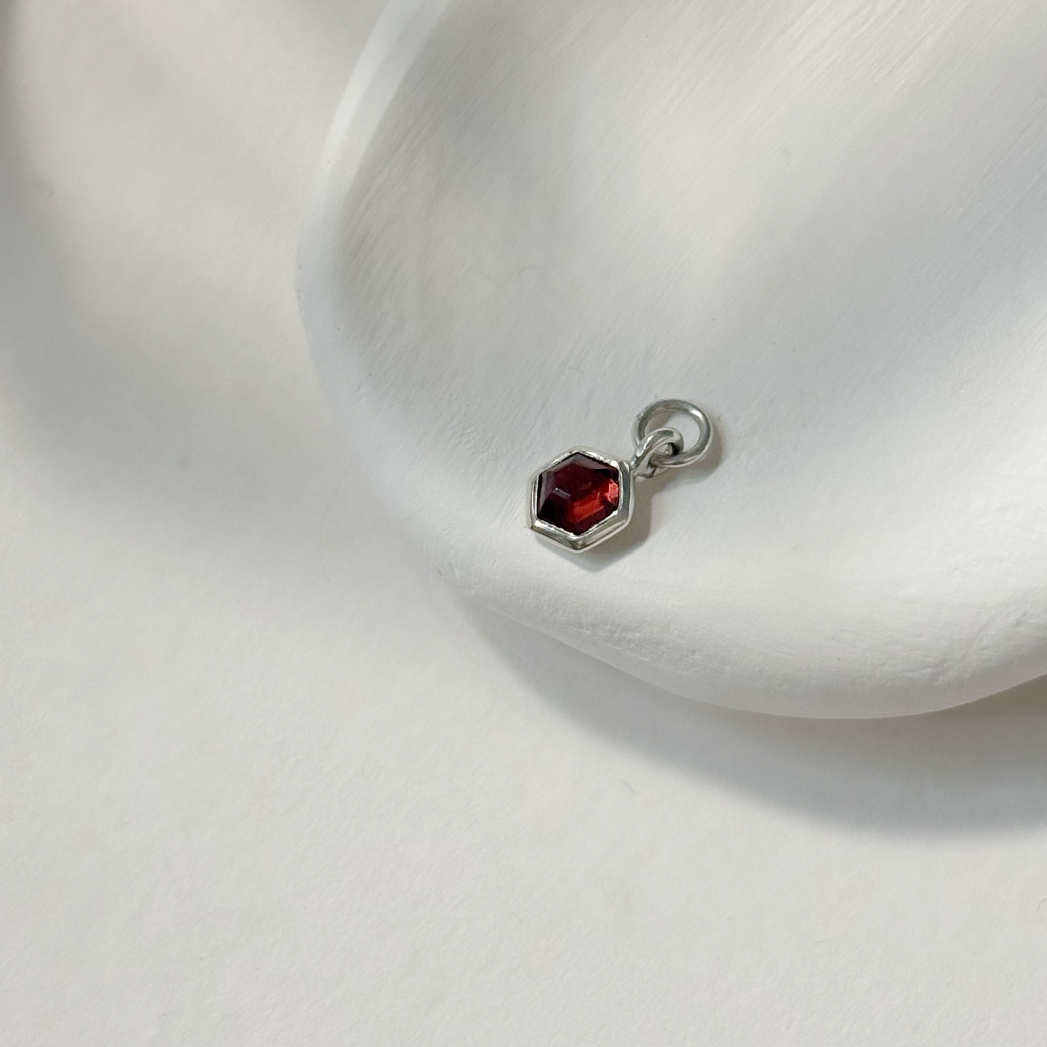 簡約hexagon石榴石耳墜