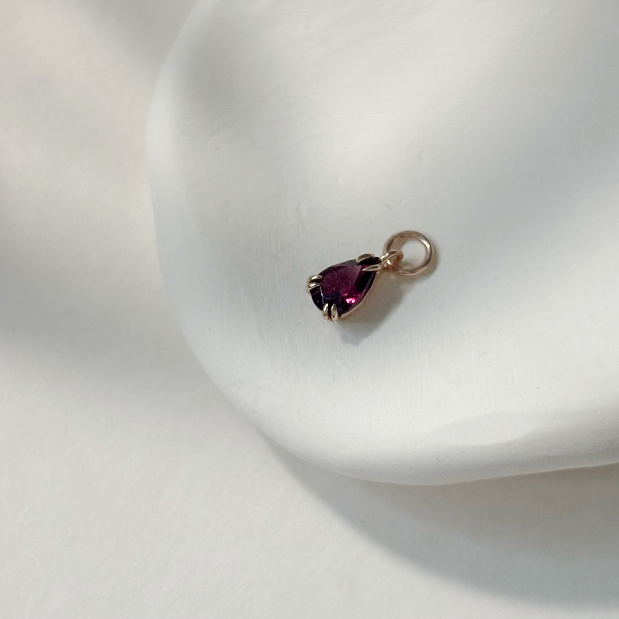 雙爪水滴玫瑰石榴石耳墜