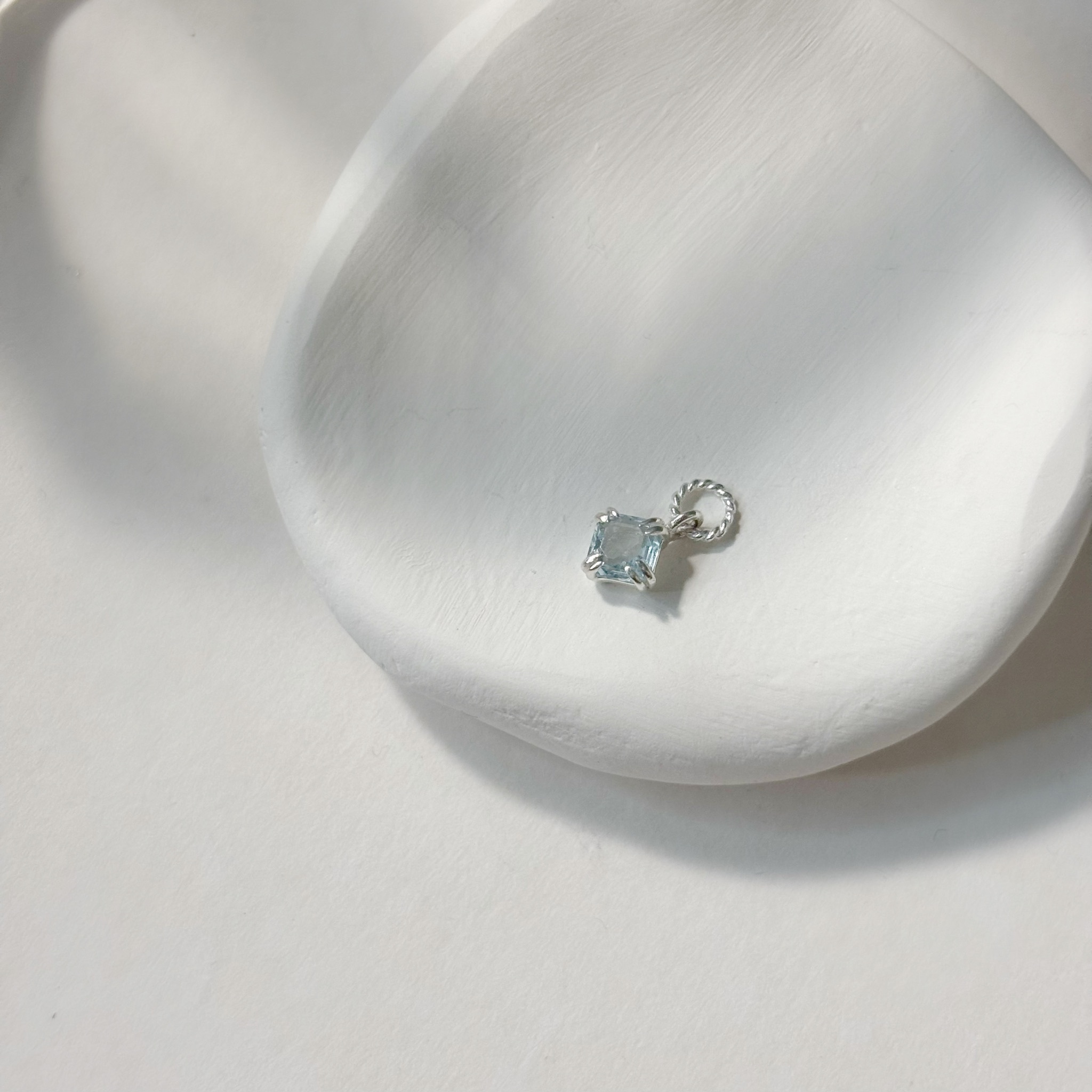 雙爪菱形藍托帕石耳墜