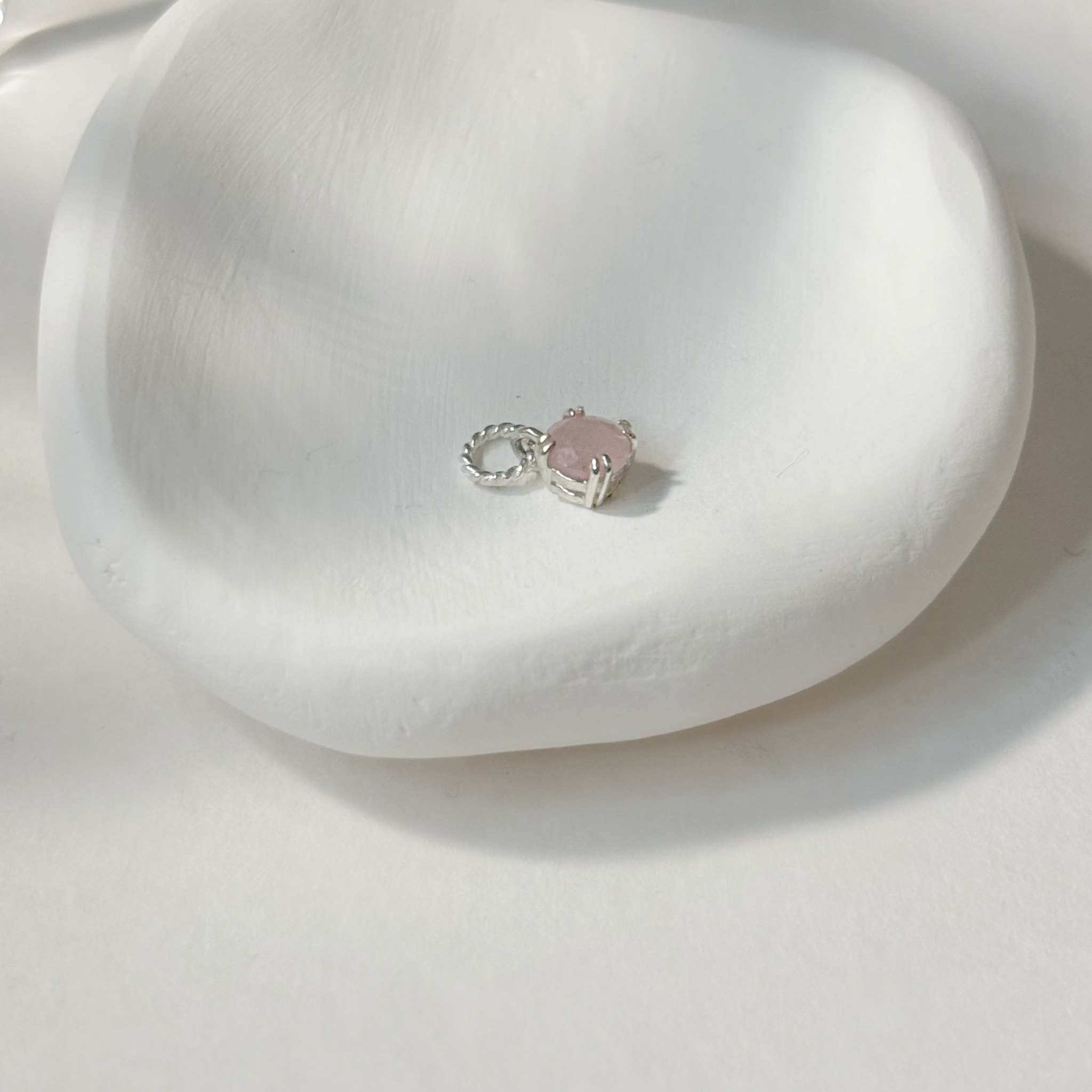 雙爪小圓粉紅石英耳墜