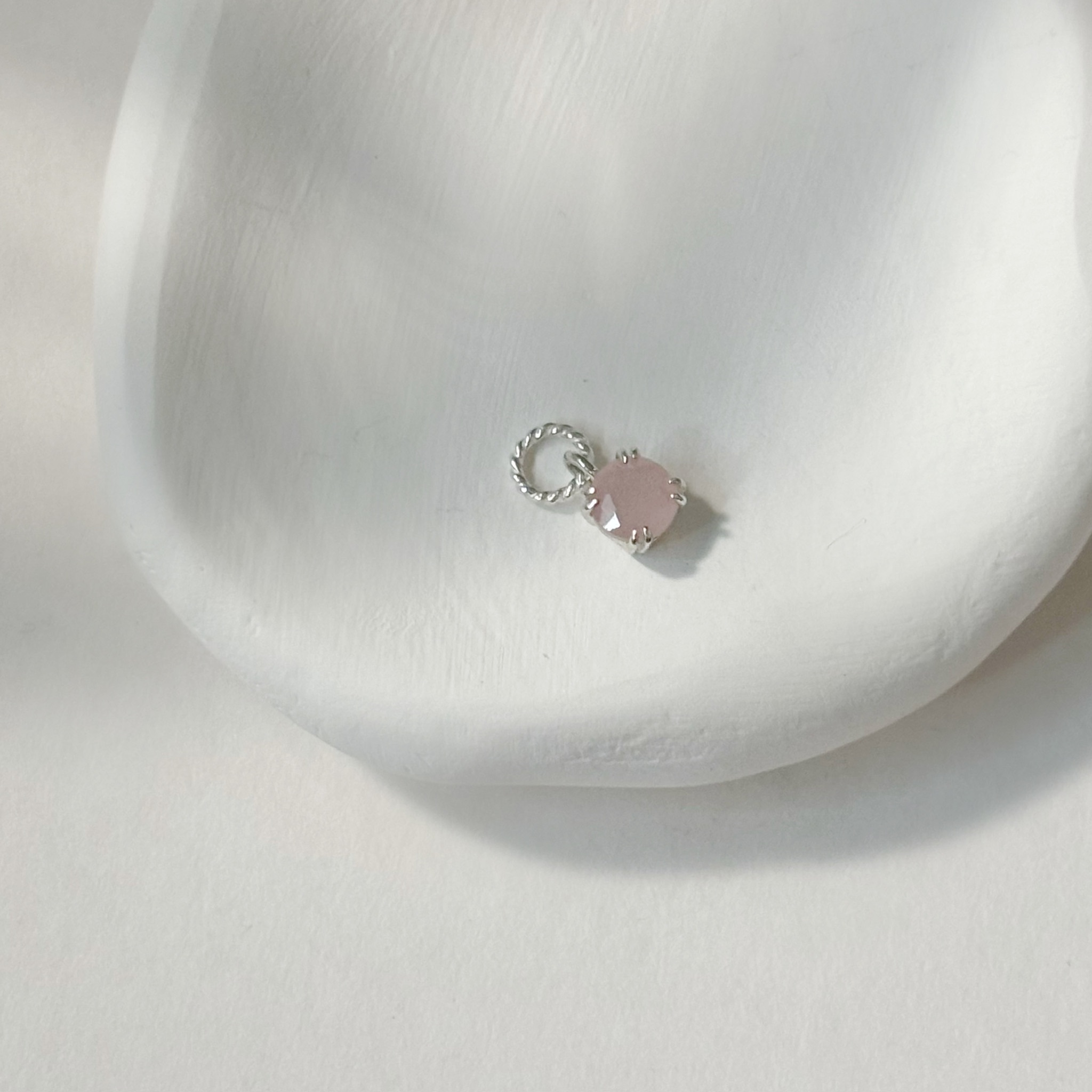 雙爪小圓粉紅石英耳墜