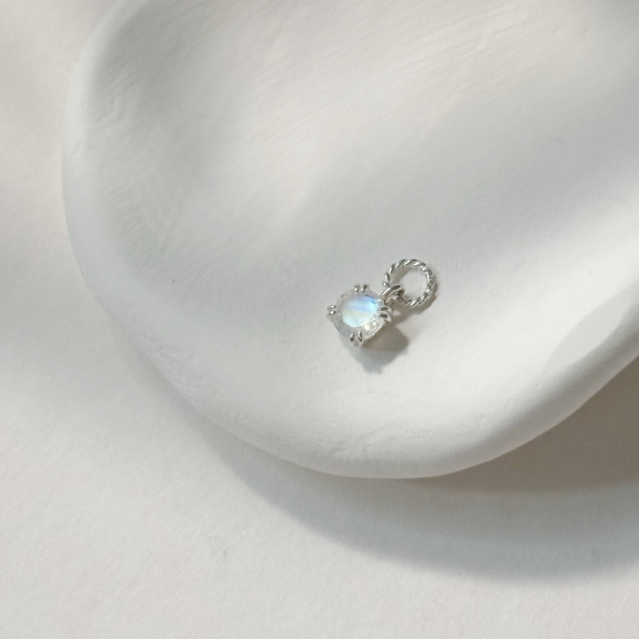 雙爪小圓月光石耳墜