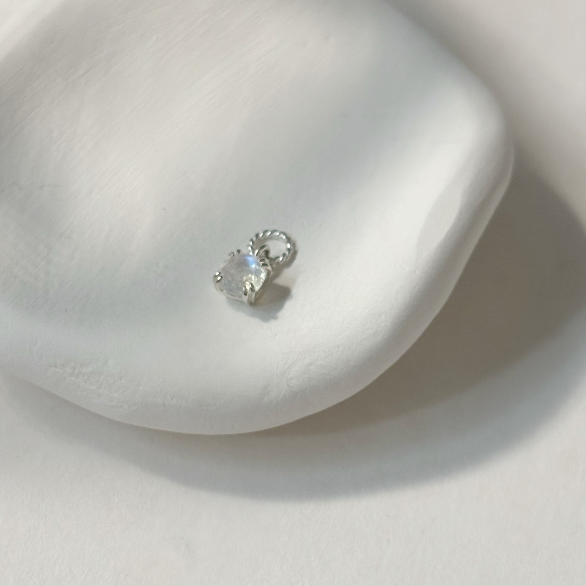 雙爪小圓月光石耳墜