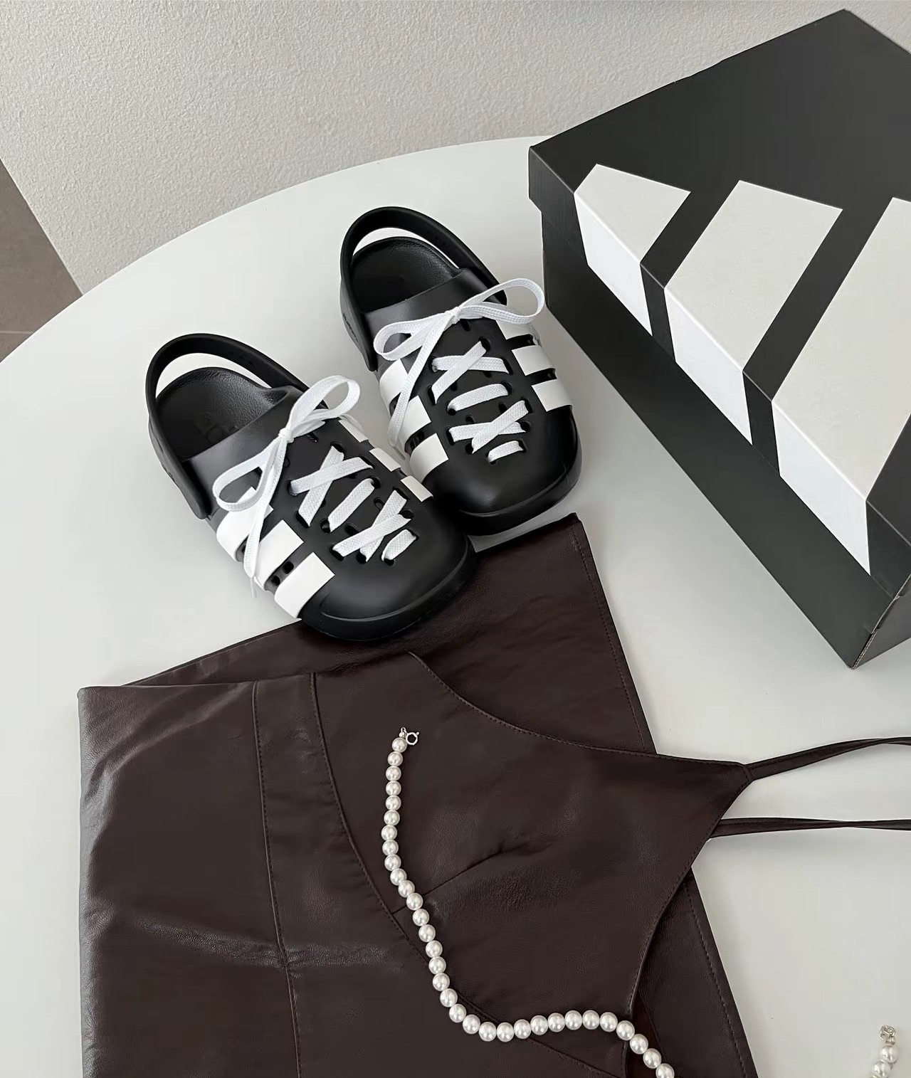 KTQ STORE ‧ Adidas Adilette Clogs 勃肯 包頭 半拖 拖鞋 黑白JR4025 白黑JR4027