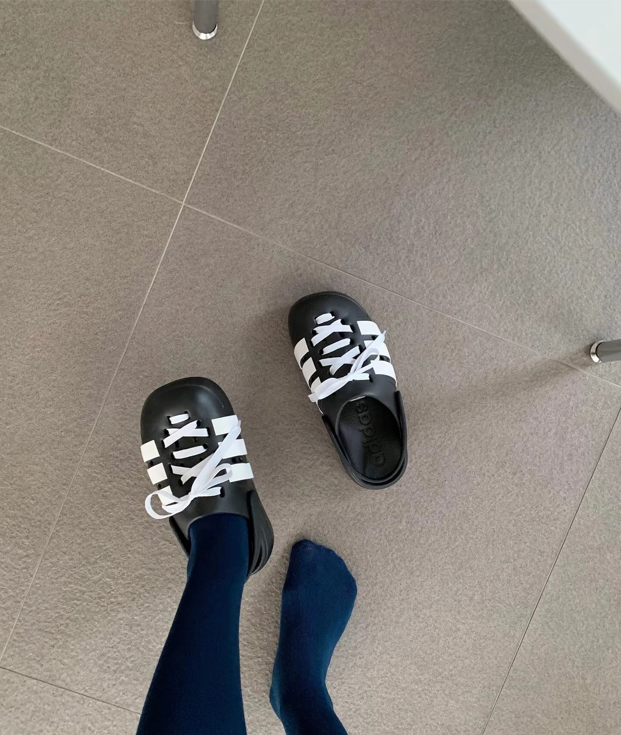 KTQ STORE ‧ Adidas Adilette Clogs 勃肯 包頭 半拖 拖鞋 黑白JR4025 白黑JR4027