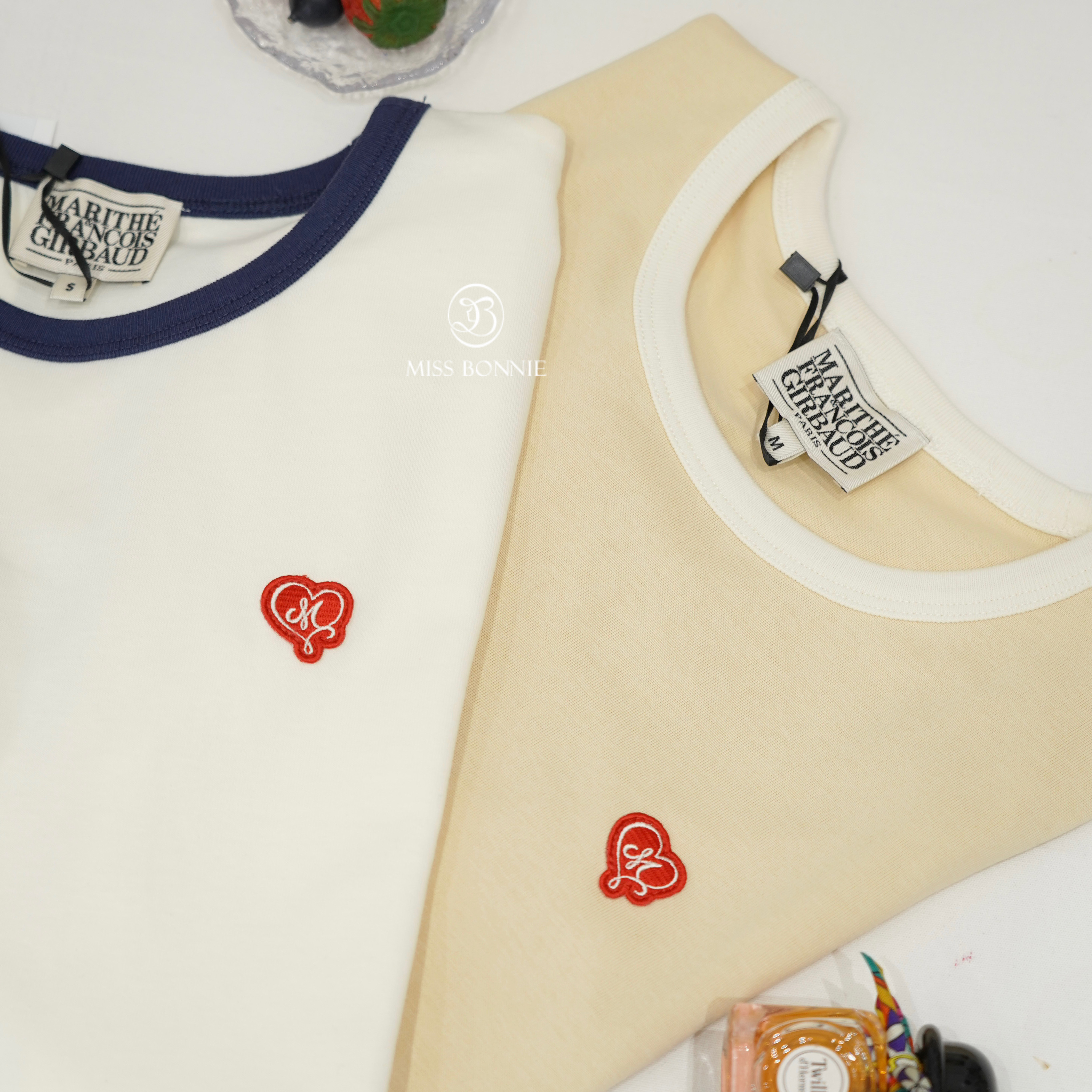 MFG愛心小標滾邊短袖上衣(共4色)