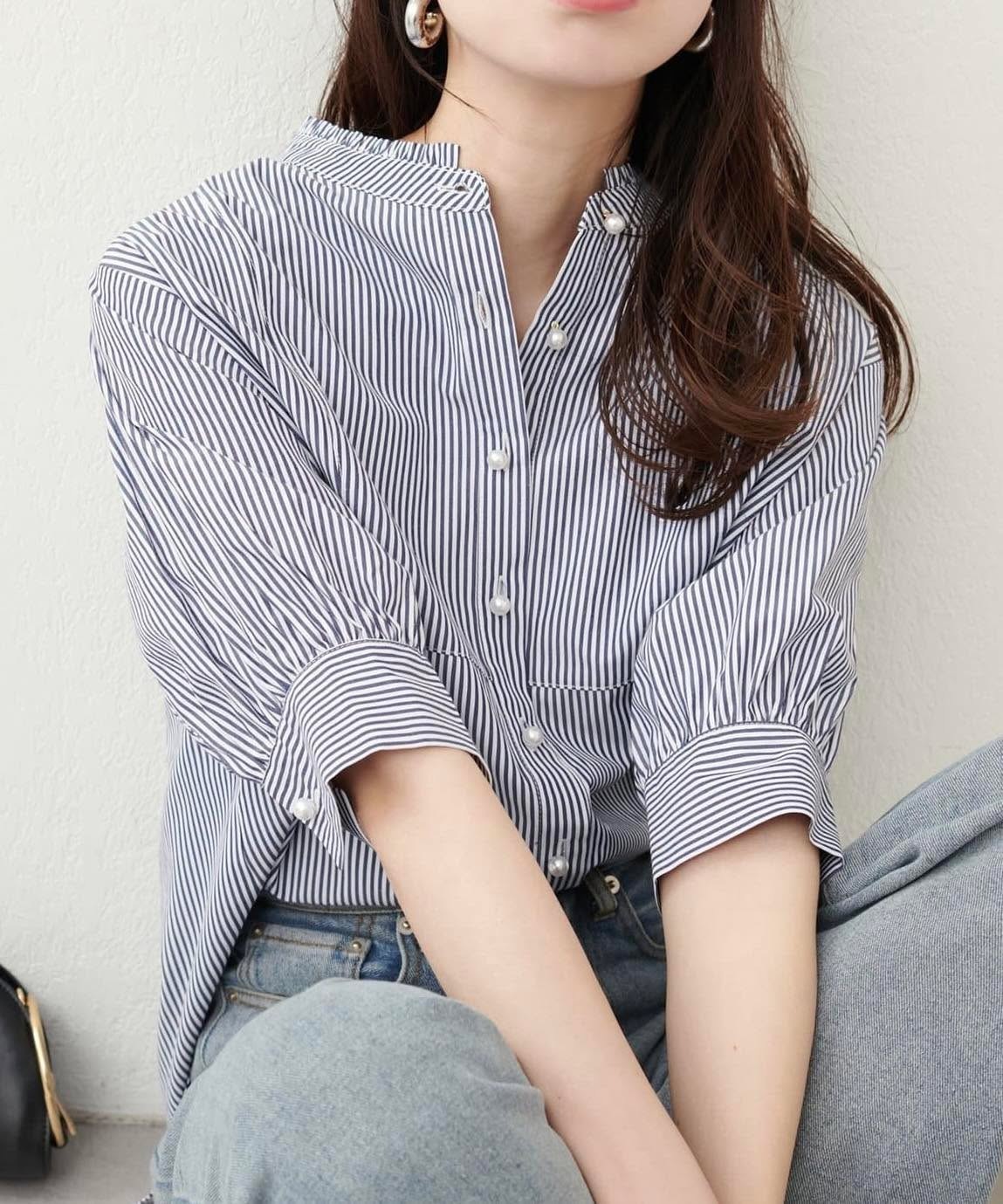 natural couture(ナチュラル如クチュール)  パール釦ヨーク切替5分袖シャツブラウス藍條紋（0351040500）