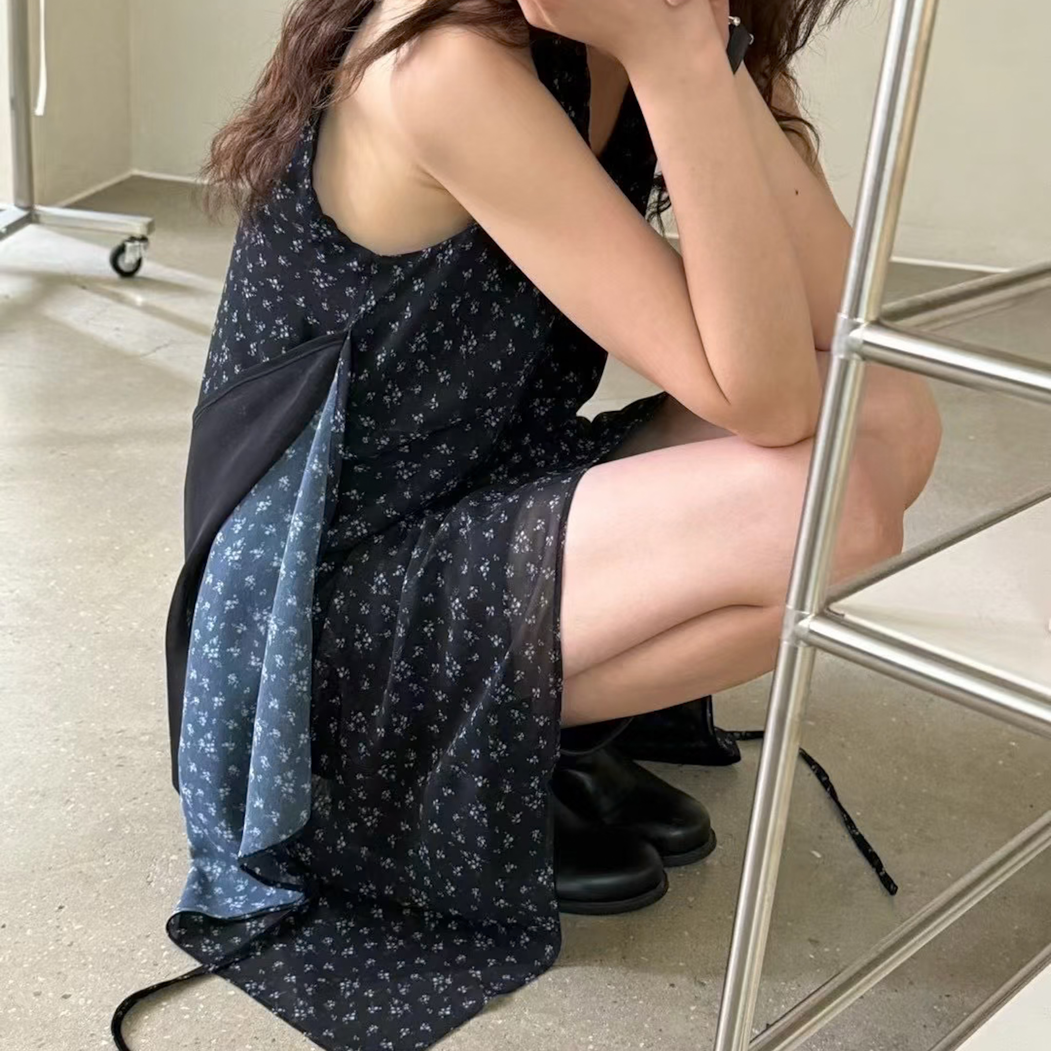 H17滑料雙層綁帶花卉背心短洋(黑)