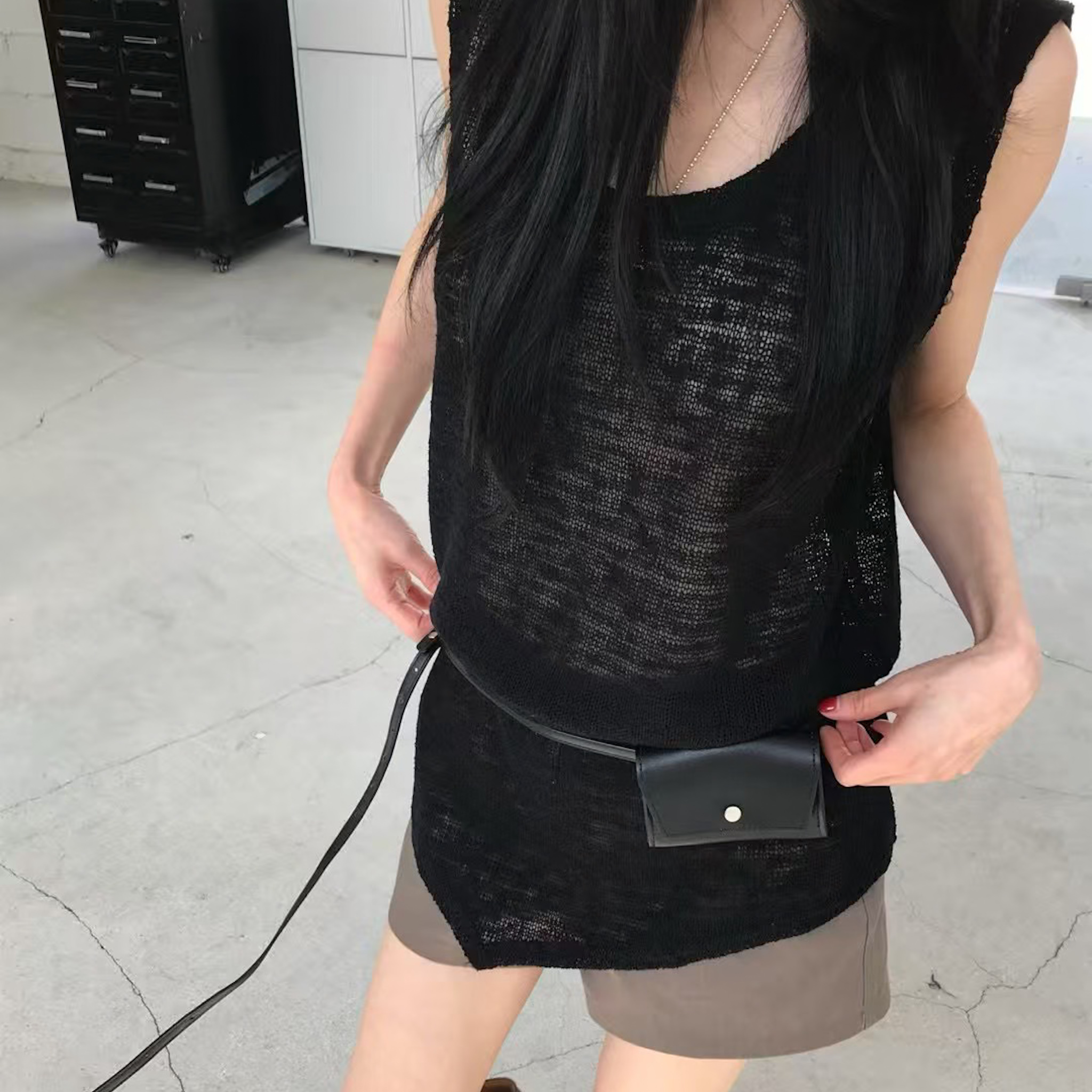 薄透疊穿設計不對稱下擺鉤織背心(黑)