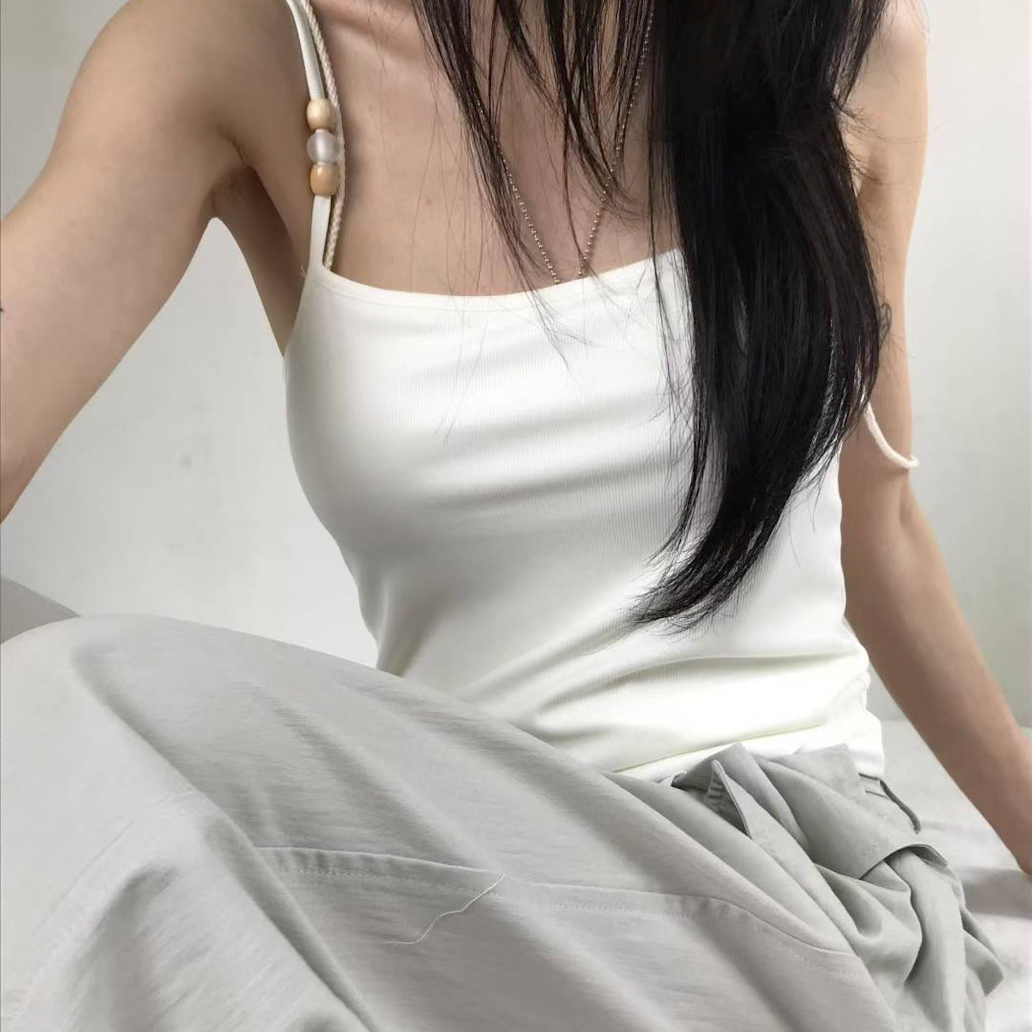 今年流行的串珠肩帶背心(白/米)
