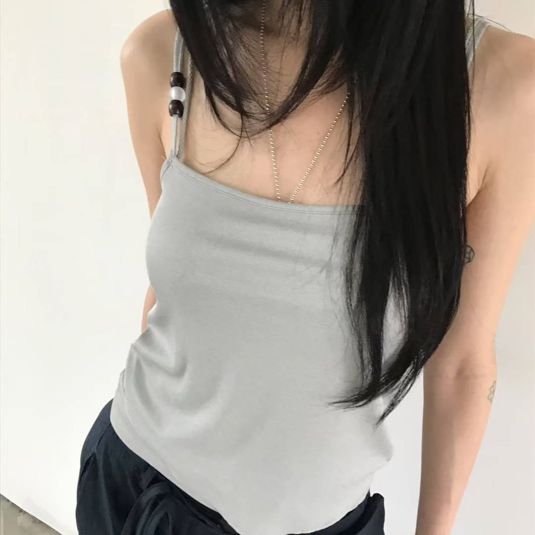 今年流行的串珠肩帶背心(白/米)