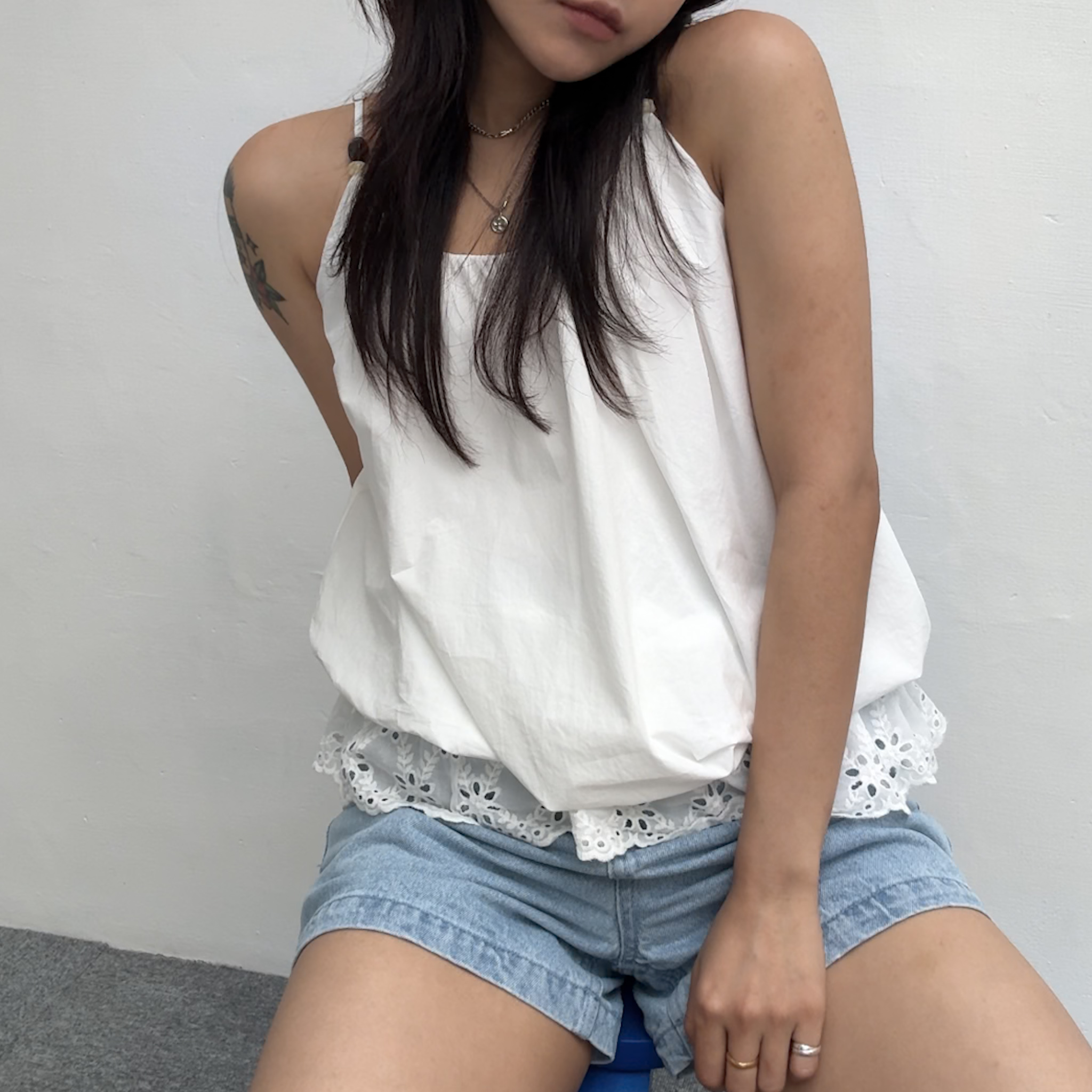 彈性下擺雕花細肩木珠背心(白/藍)