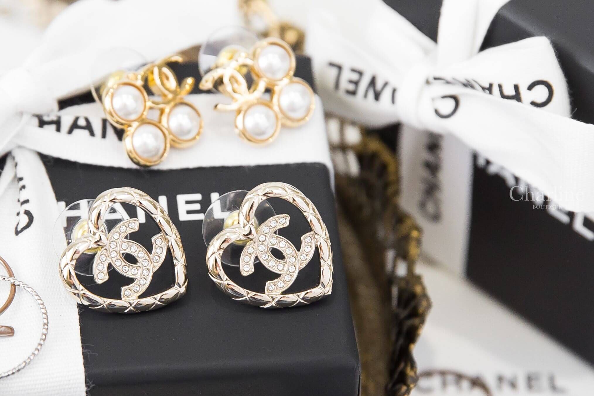Chanel Earrings 金色簍空水鑽CC菱格紋愛心耳環-Charline Boutique 精品代購