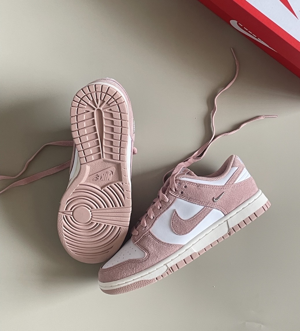 女鞋 NIKE DUNK LOW 'Metallic Silver' 玫瑰粉 金屬小勾 麂皮 復古 運動 休閒鞋【IB4417-102】