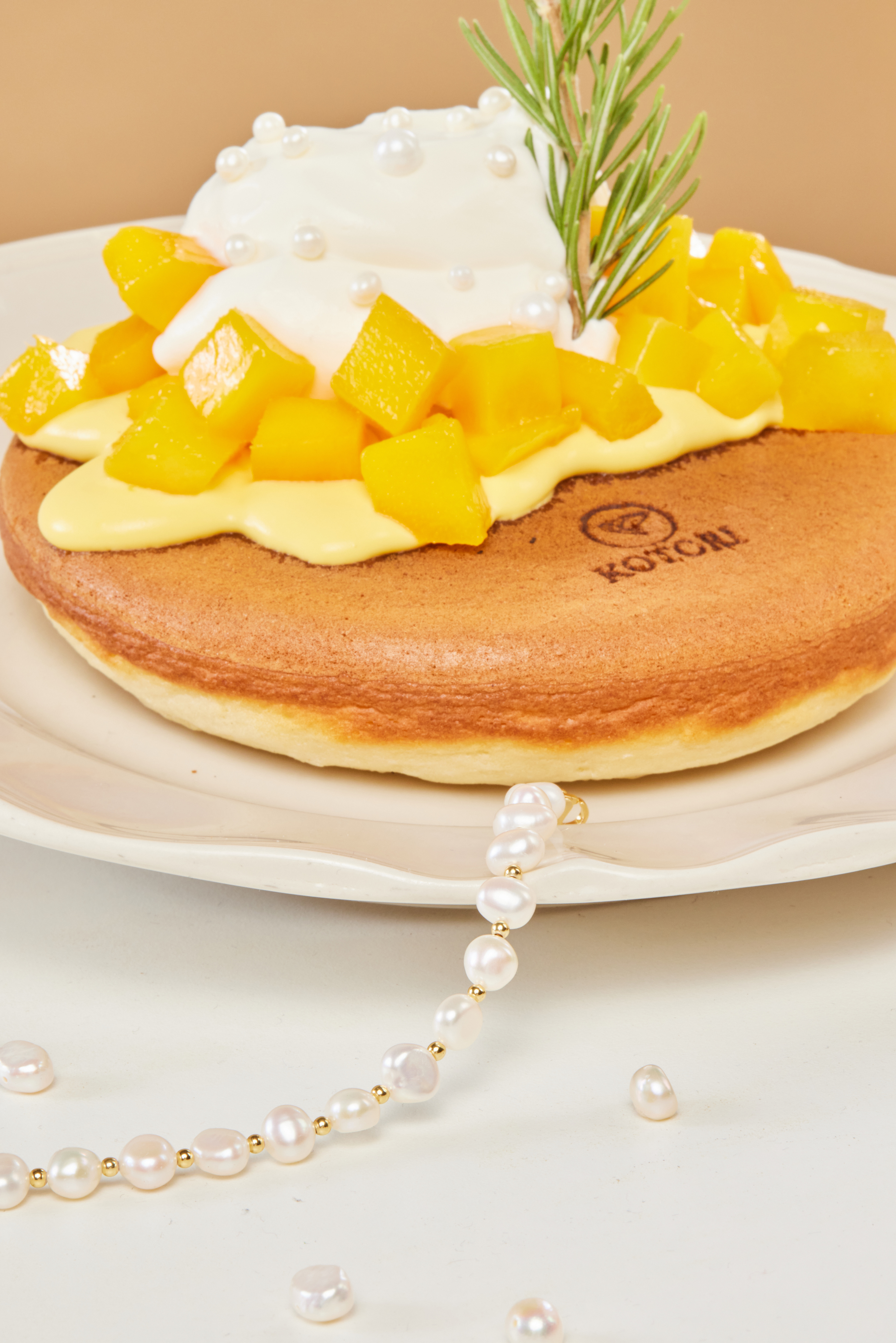 手鍊和鬆餅畫面整體風格一致，營造甜美精緻感。