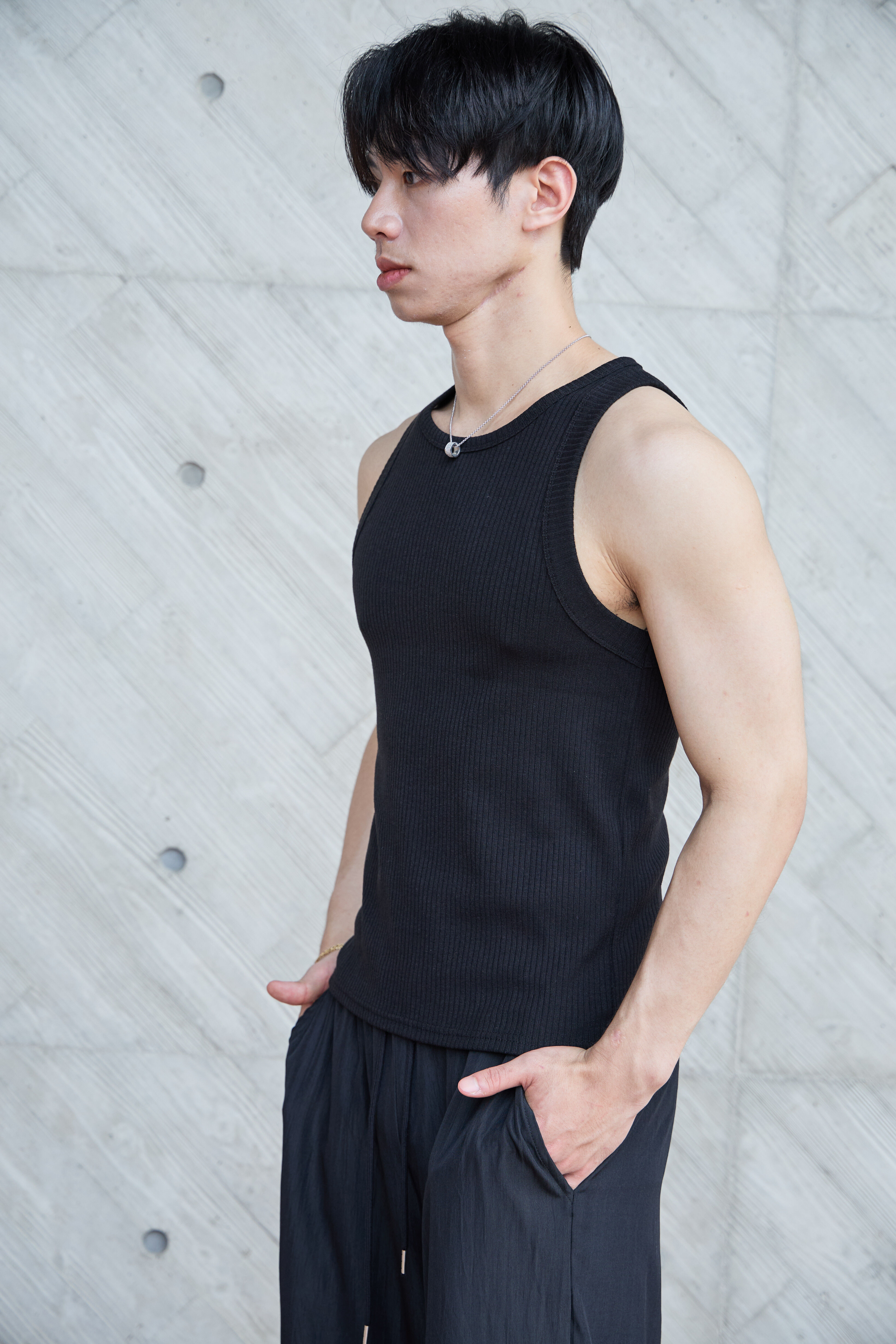 Rib Fitted Tank｜極簡彈性羅紋貼身背心（黑 / 白）