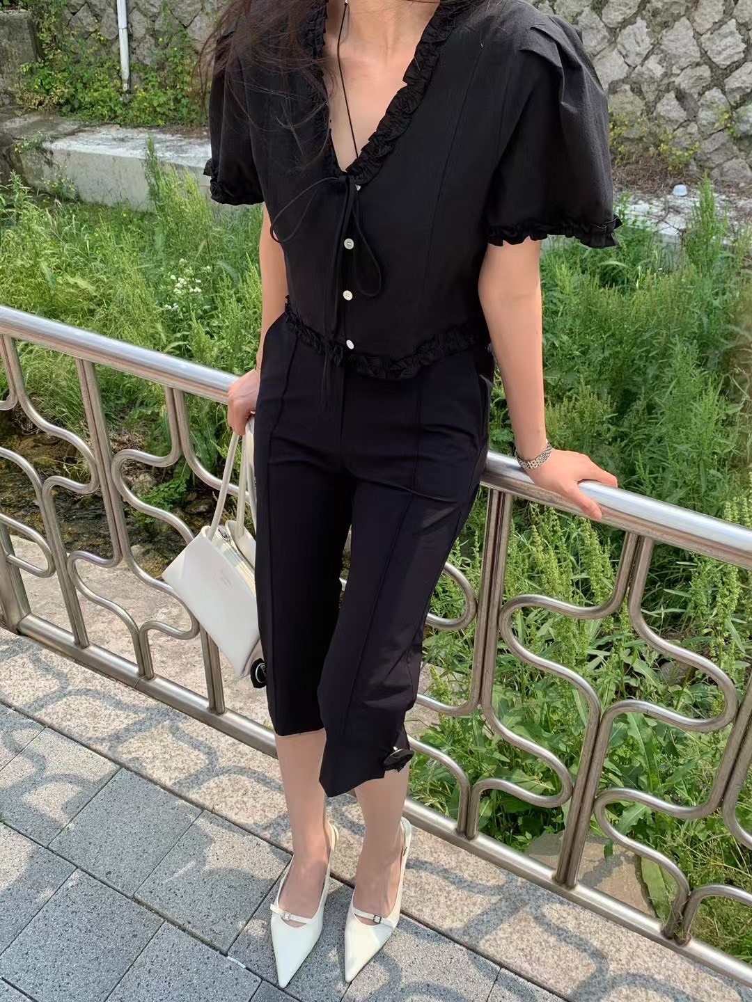 黑色七分花朵別針褲