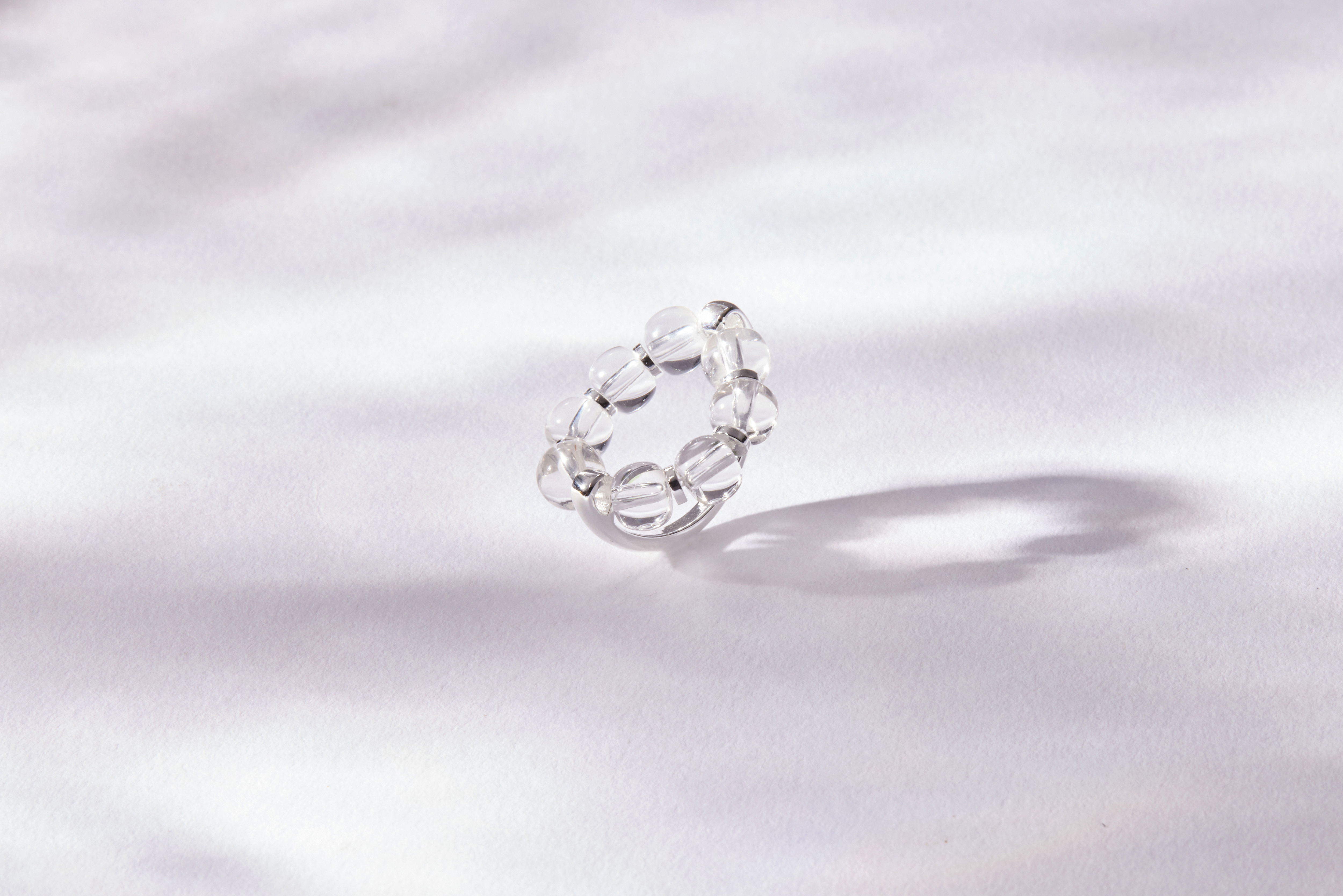 純銀白水晶戒指近距離展示，透明水晶圍繞成一個圈，晶瑩剔透、簡約高雅。