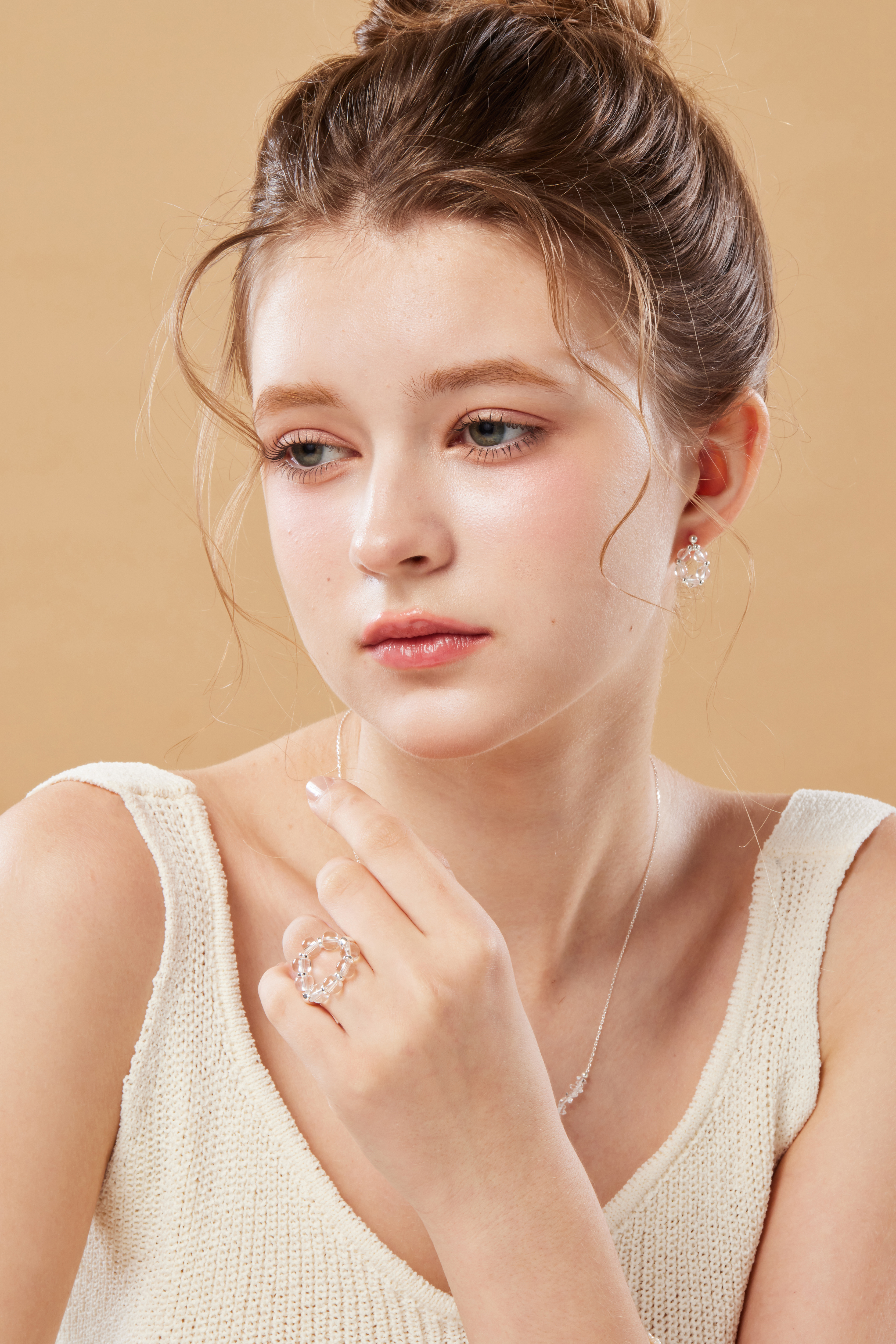 模特輕舉手，戒指在下巴旁成為亮眼配角。