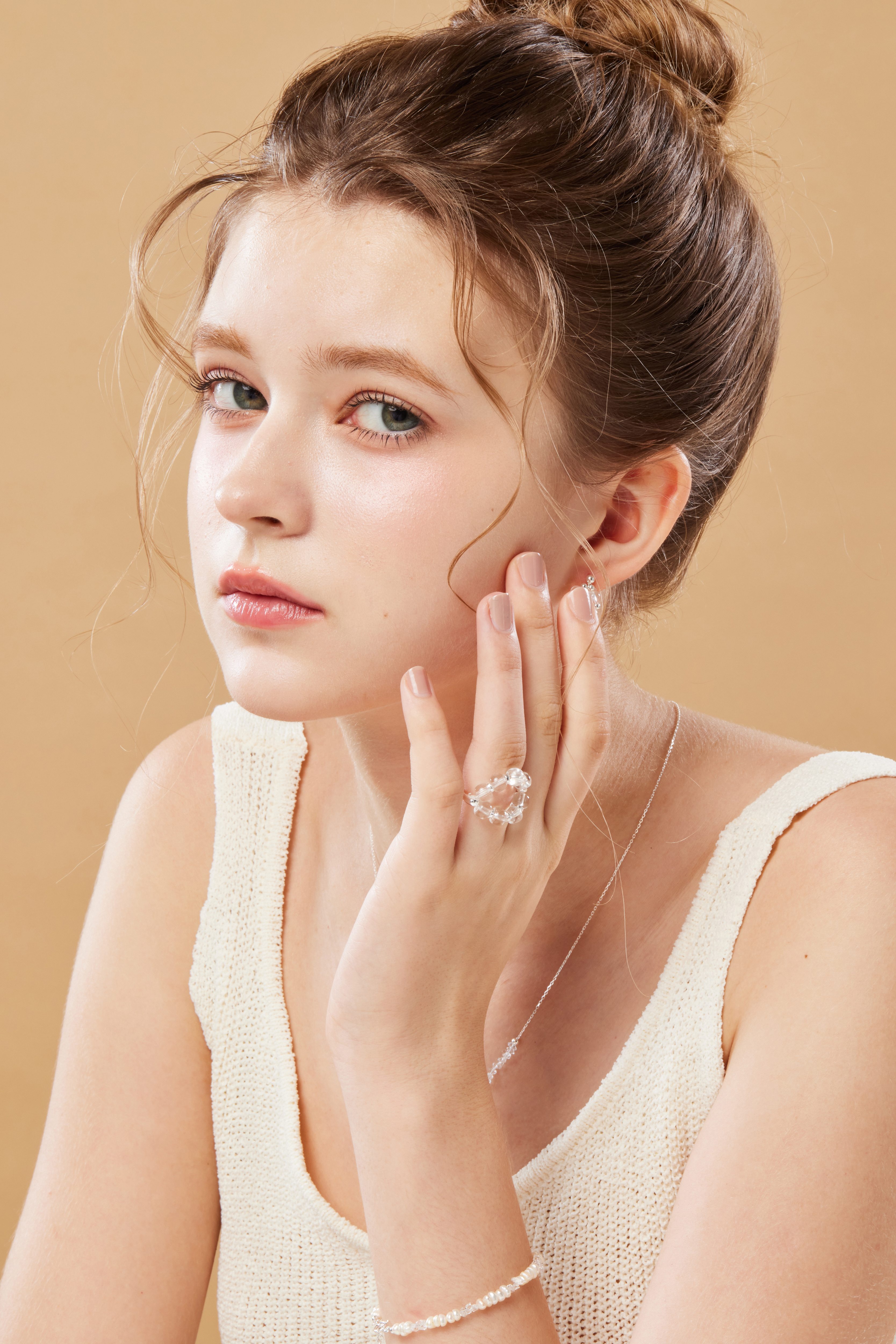 模特舉起左手，白水晶戒指於指間閃爍，襯出優雅氣質。