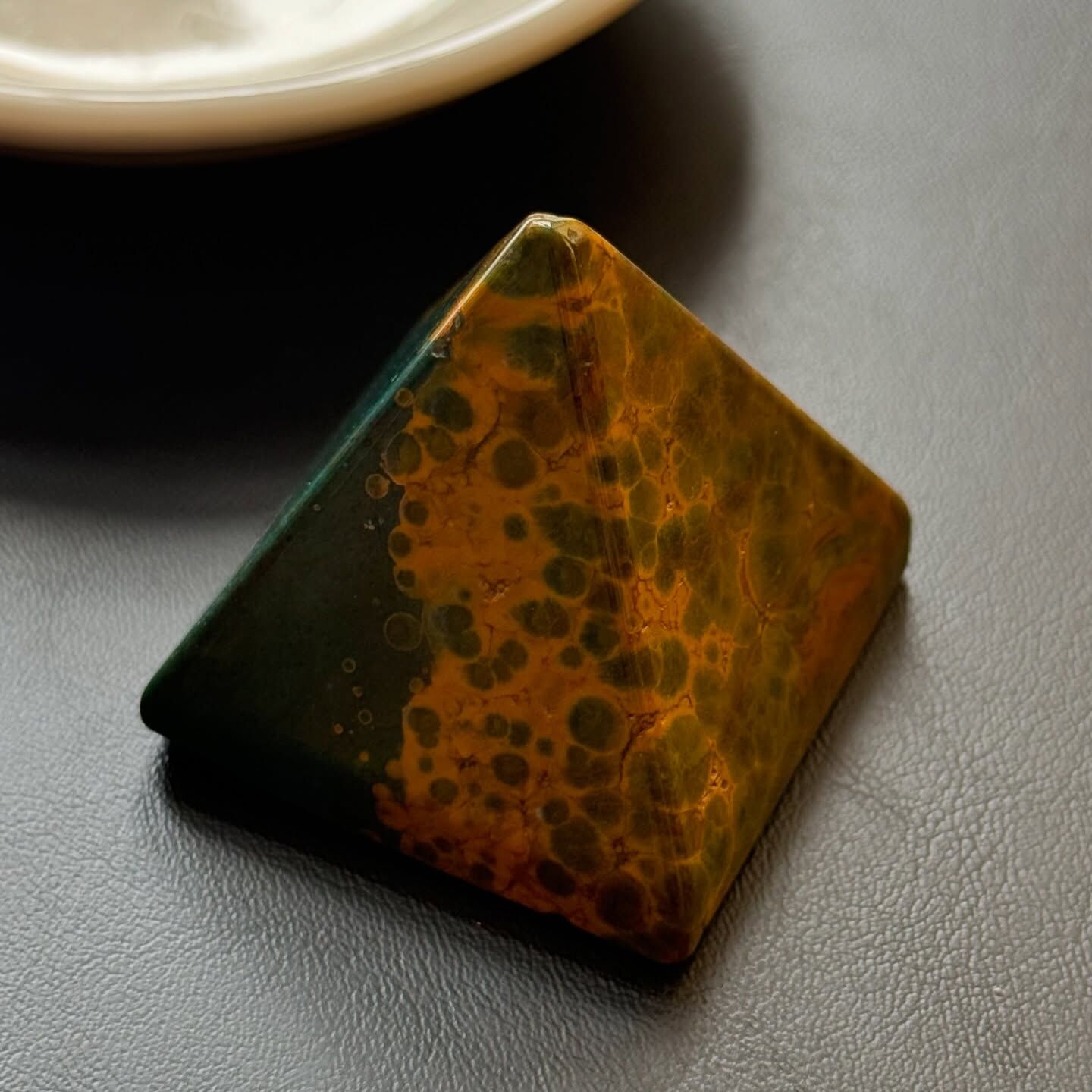 [原石] 馬達加斯加海洋碧玉 老礦料 金字塔