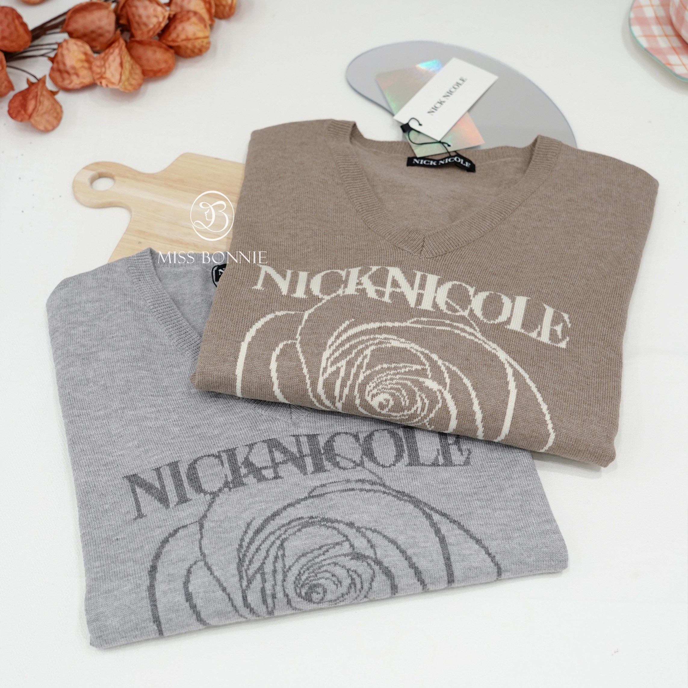 Nick Nicole滿版刺繡玫瑰V領針織長袖