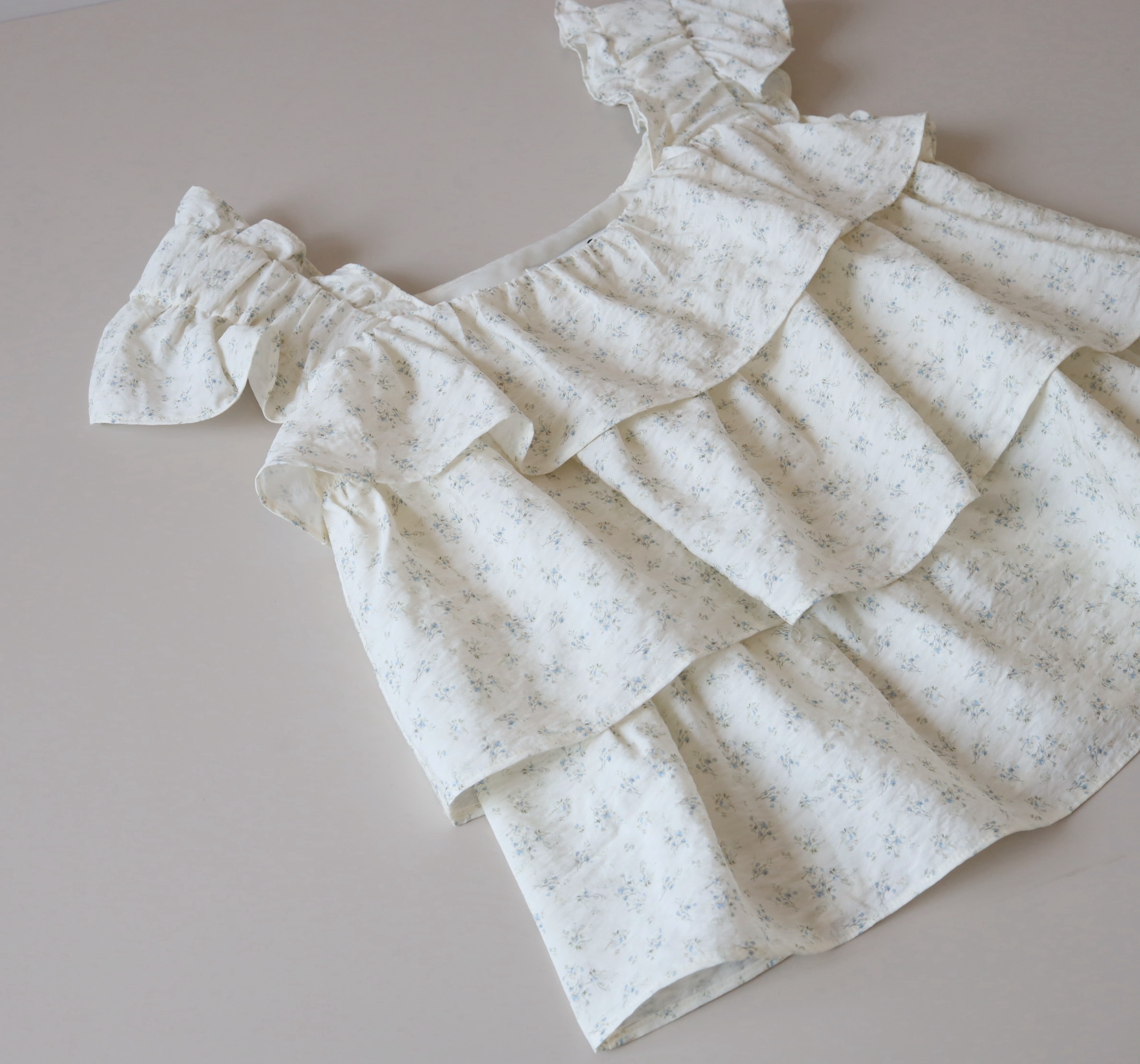 現貨 7239 米白碎花Ruffle Top