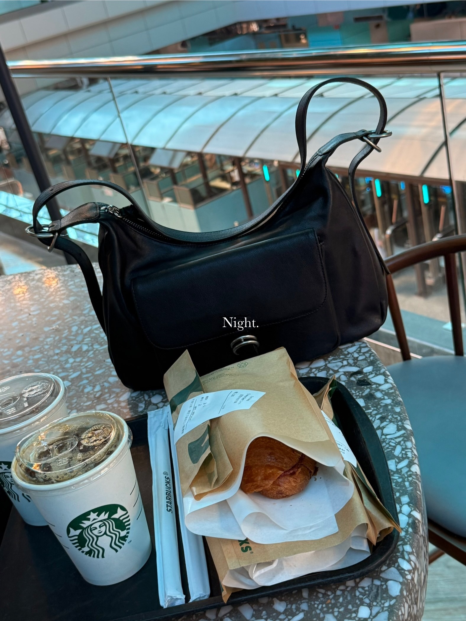 韓製高級羊皮質感時髦扣環拉鏈大包(2色)