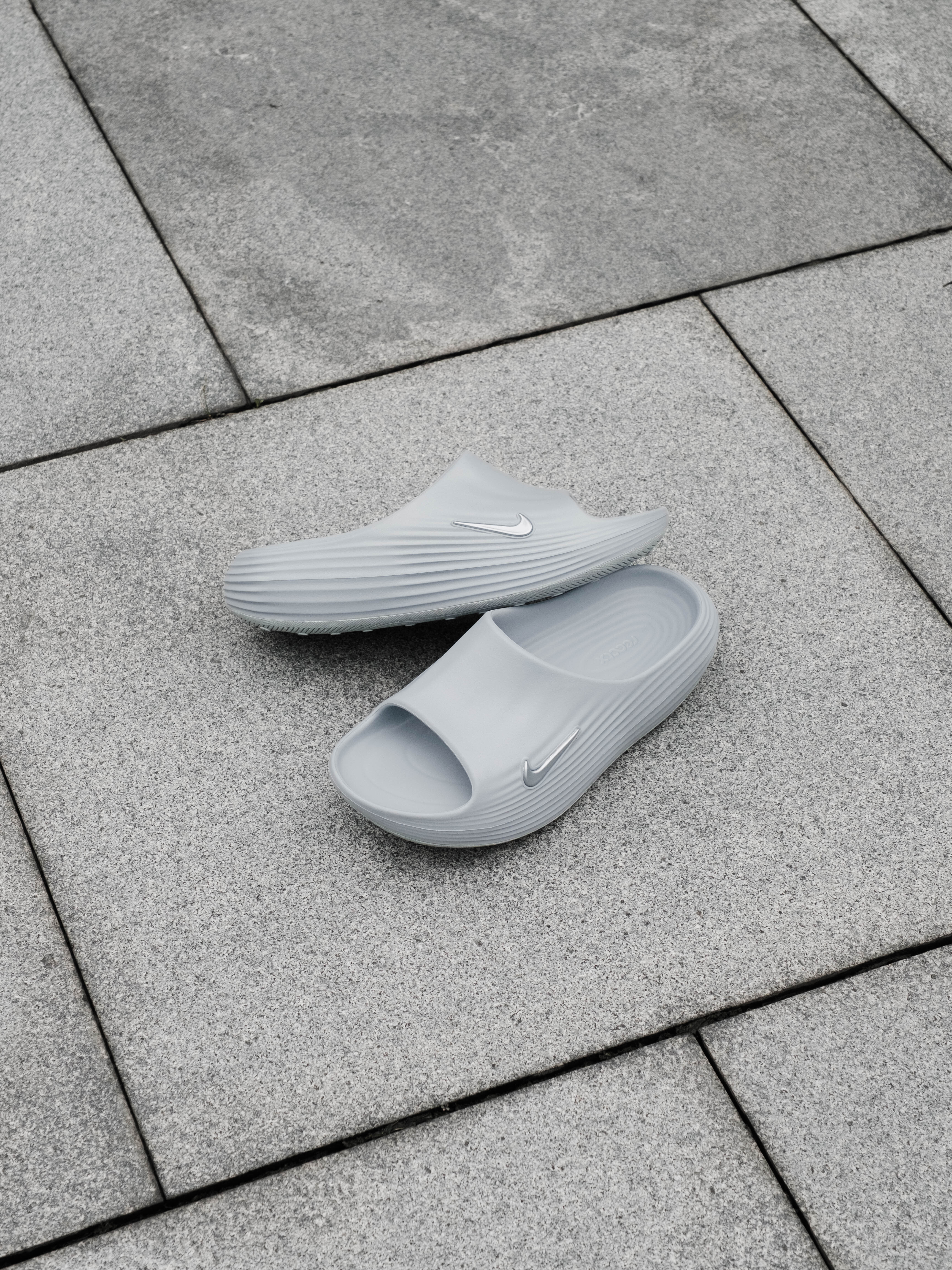 【逢甲 FUZZY】Nike ReactX Rejuven8 "Grey" 灰色 防水 拖鞋 HV4479-002