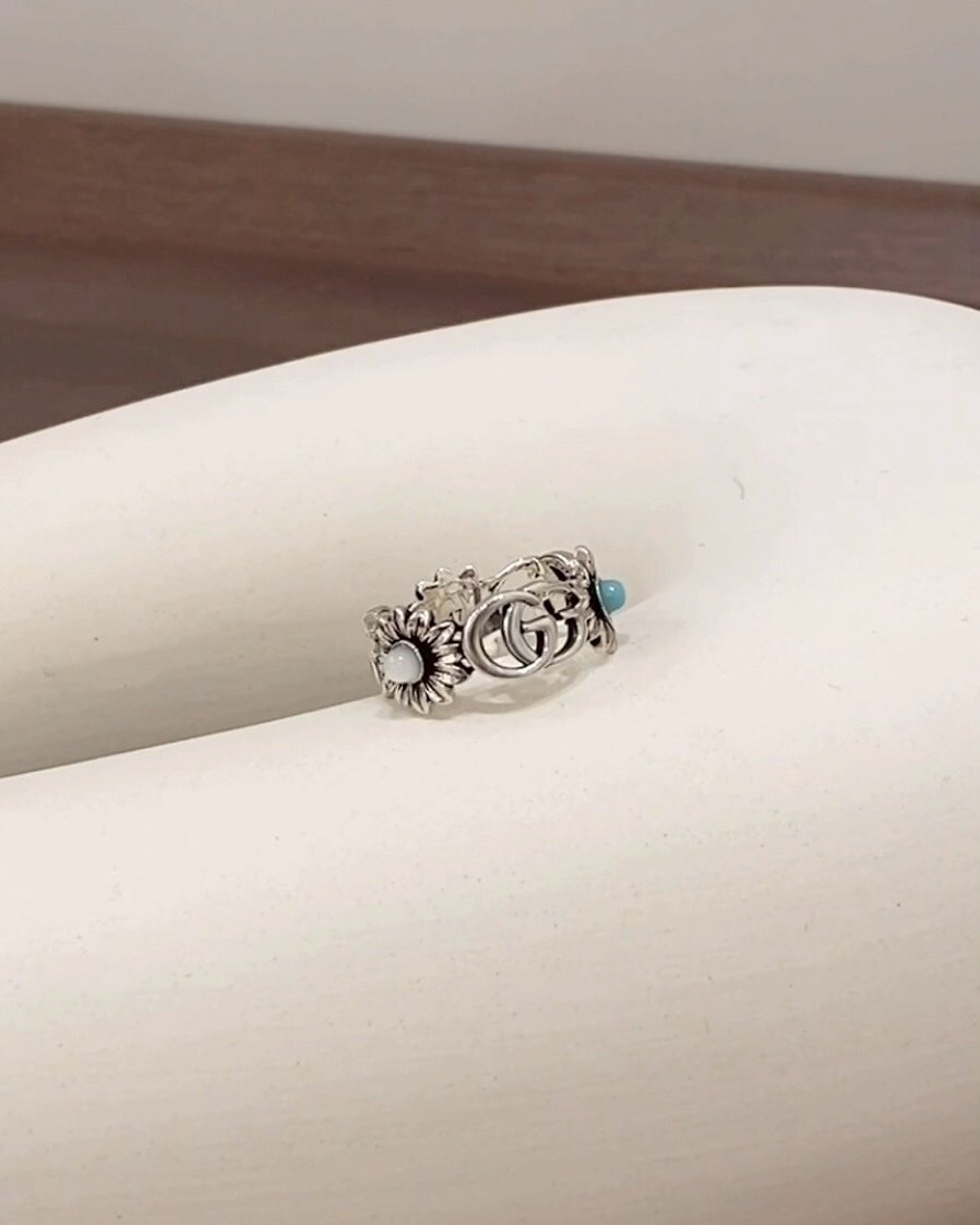 GUCCI｜雙G 花朵銀飾戒指 祖母綠色