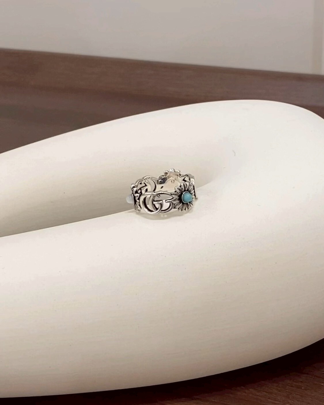 GUCCI｜雙G 花朵銀飾戒指 祖母綠色