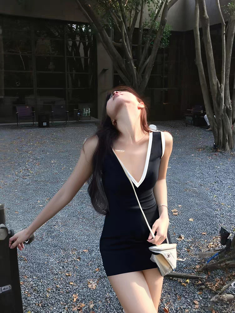 黑白撞色V領 貼身小洋裝