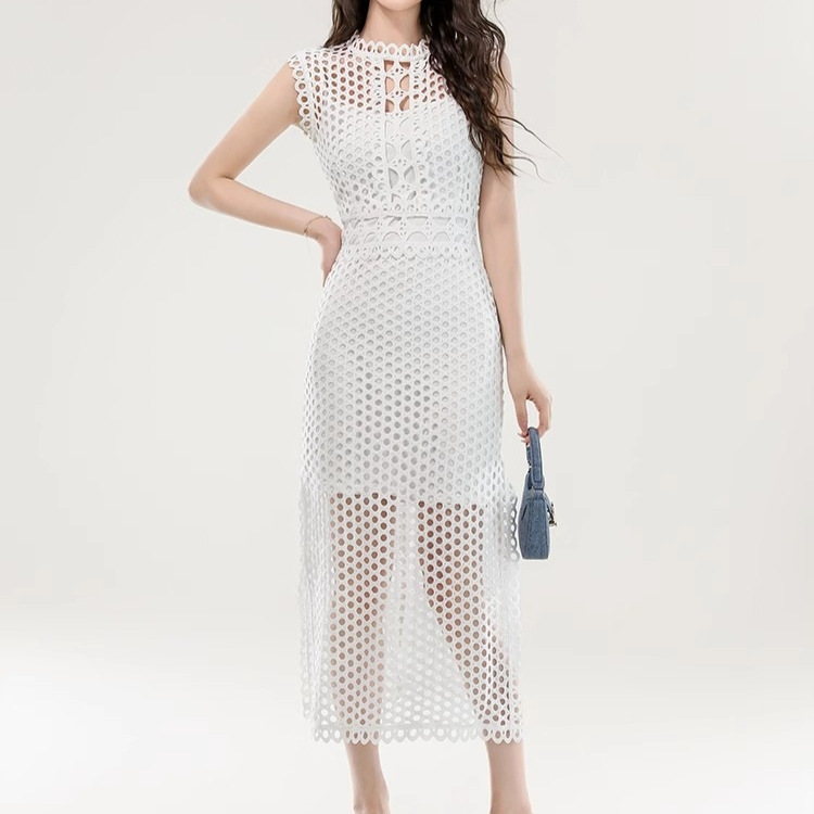 水溶蕾絲幾何簍空 收腰長洋裝(黑/白)