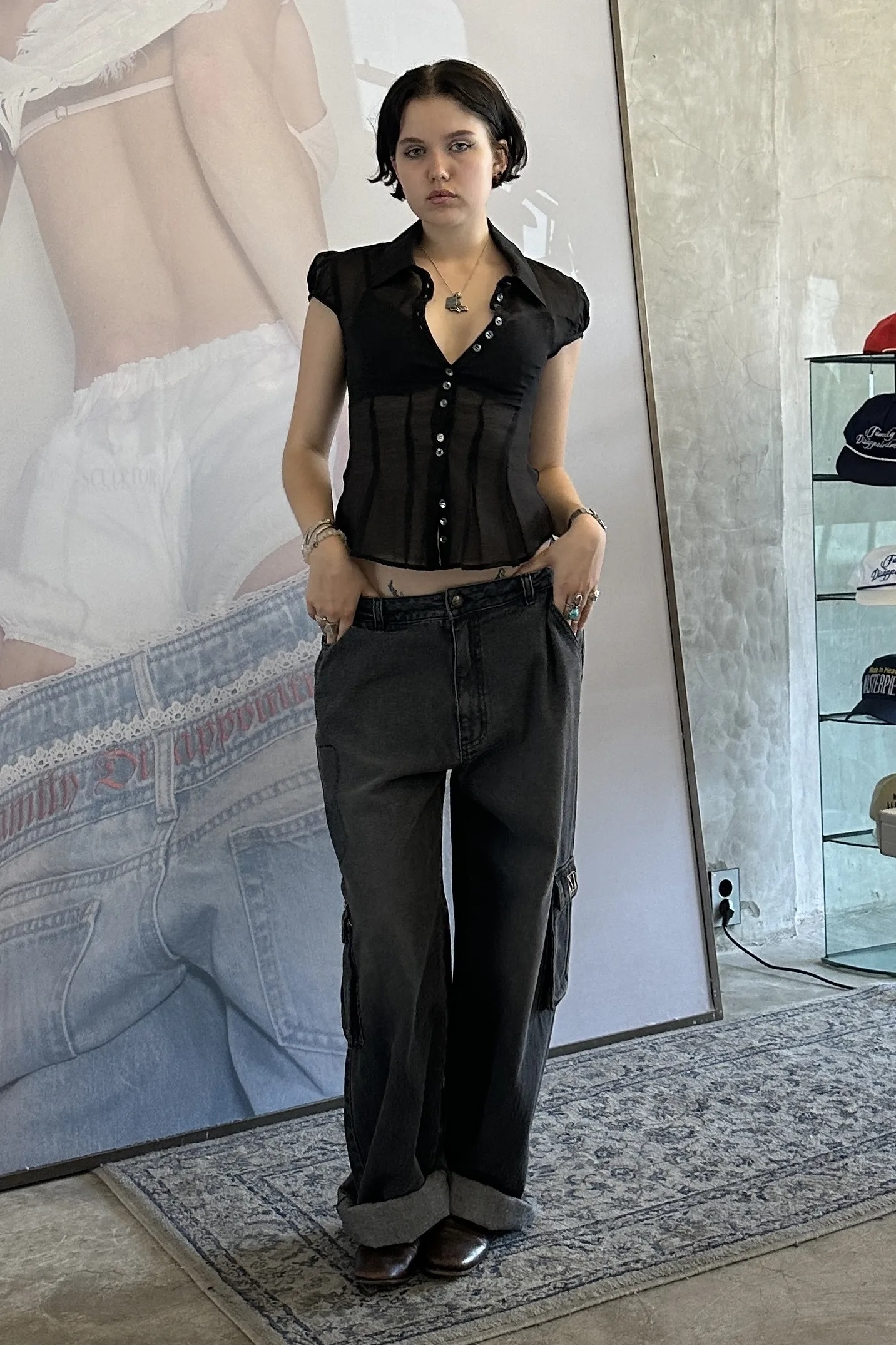 Sculptor Sheer Pleated Hem Blouse ブラック Sheer Pleated Hem Blouse Black – Sculptor
