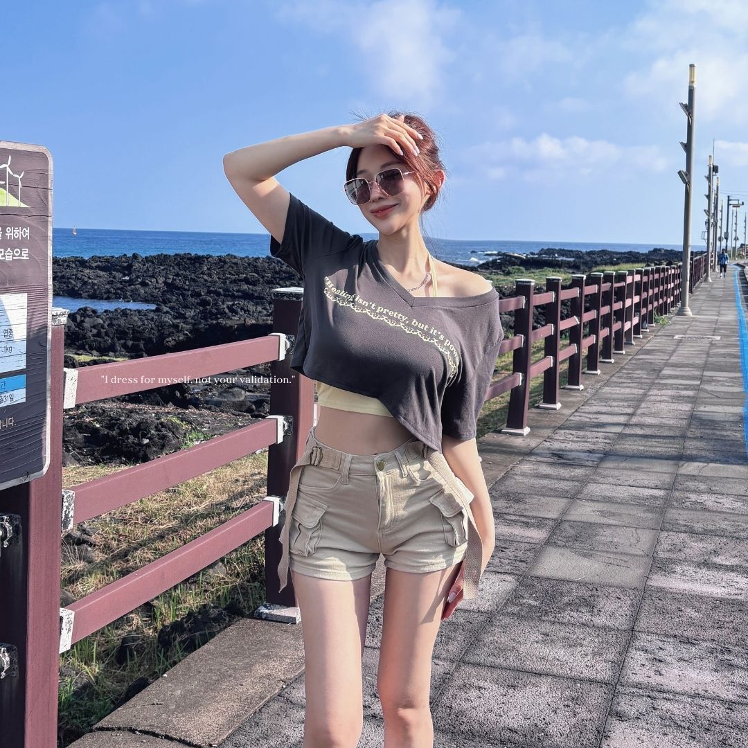 【DOMISS自訂】時尚層次穿搭! 黃色印花V領短袖T恤＋掛脖背心 兩件套(現貨)