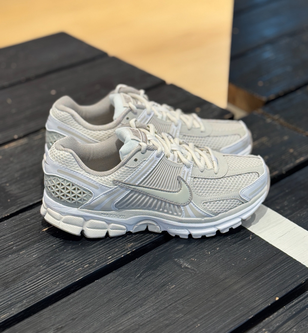 女鞋 NIKE M ZOOM VOMERO 5 米白 復古 網布 反光 休閒鞋【FJ2028-107】VMO5