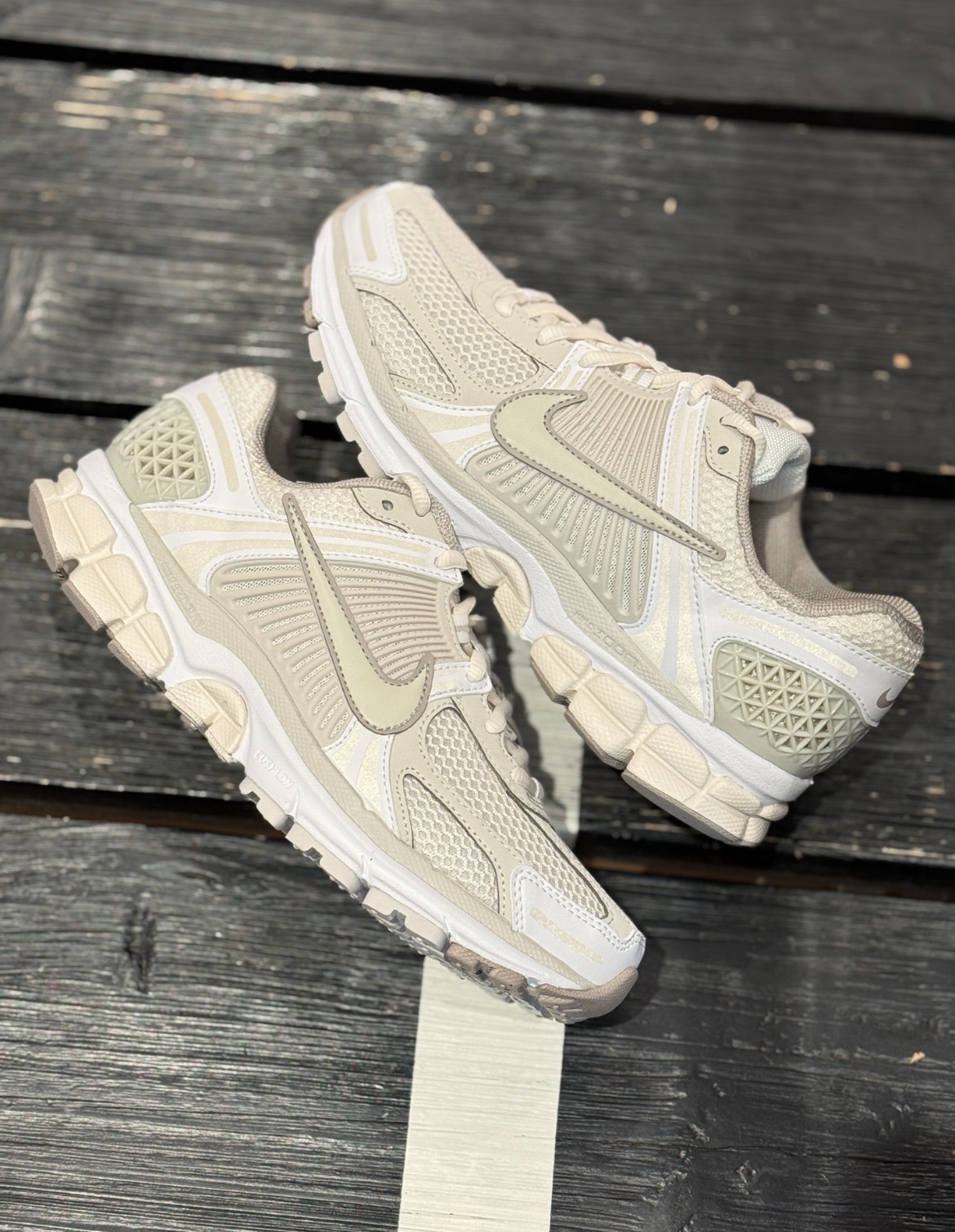 女鞋 NIKE M ZOOM VOMERO 5 米白 復古 網布 反光 休閒鞋【FJ2028-107】VMO5